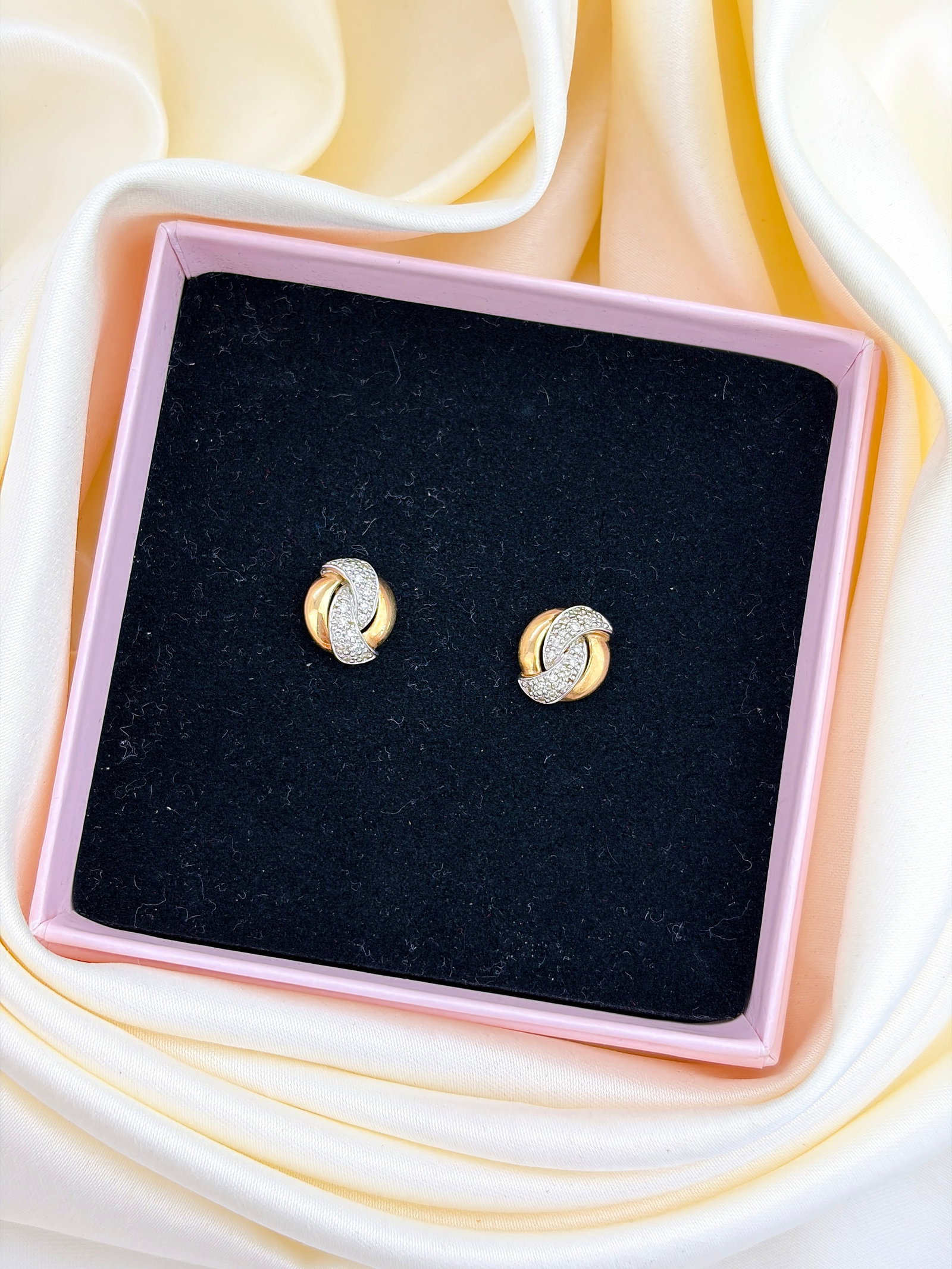 LOVELY 18CT YELLOW GOLD AND DIAMOND TWIST STUD EARRINGS - 6