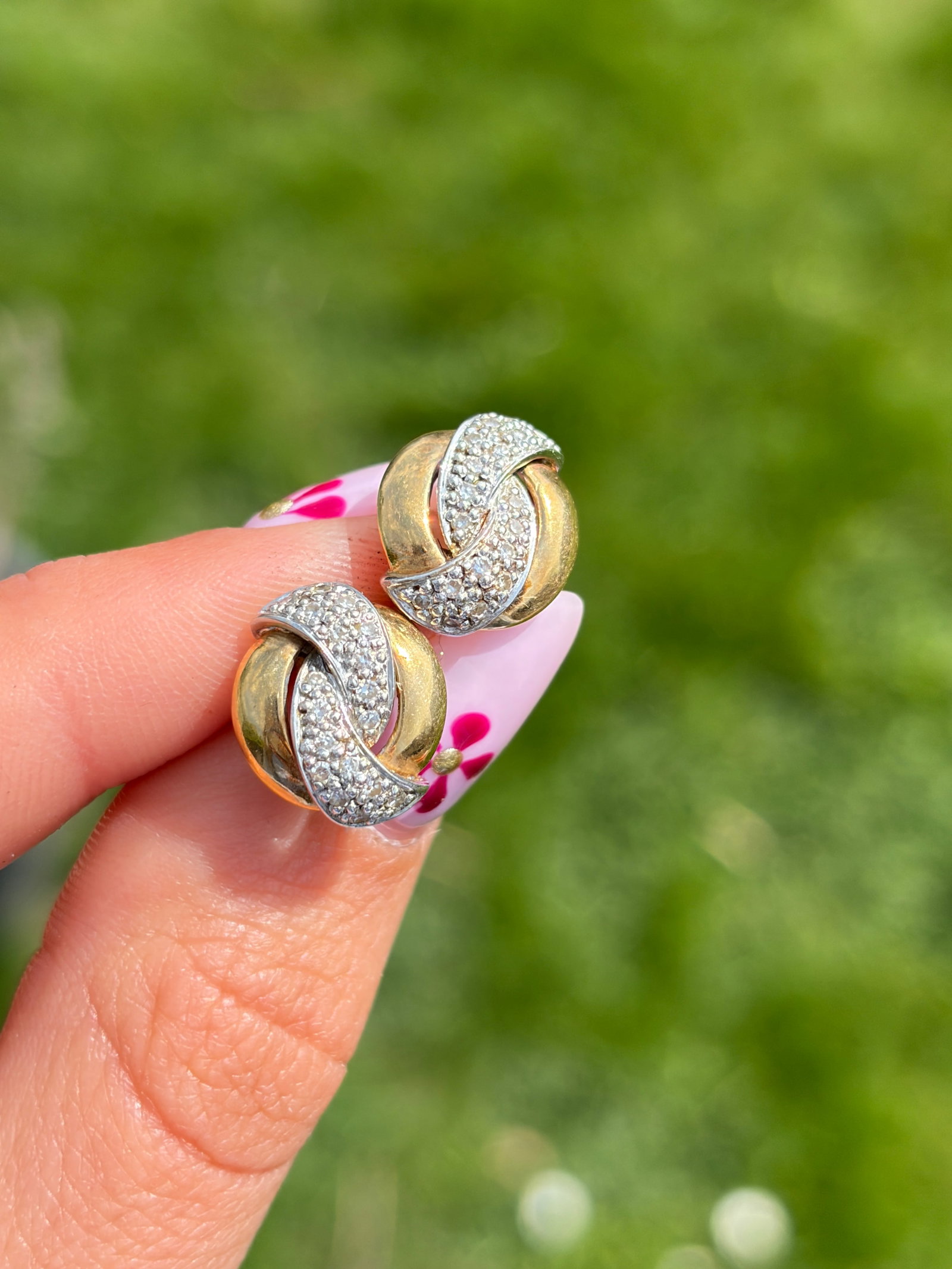 LOVELY 18CT YELLOW GOLD AND DIAMOND TWIST STUD EARRINGS - 7
