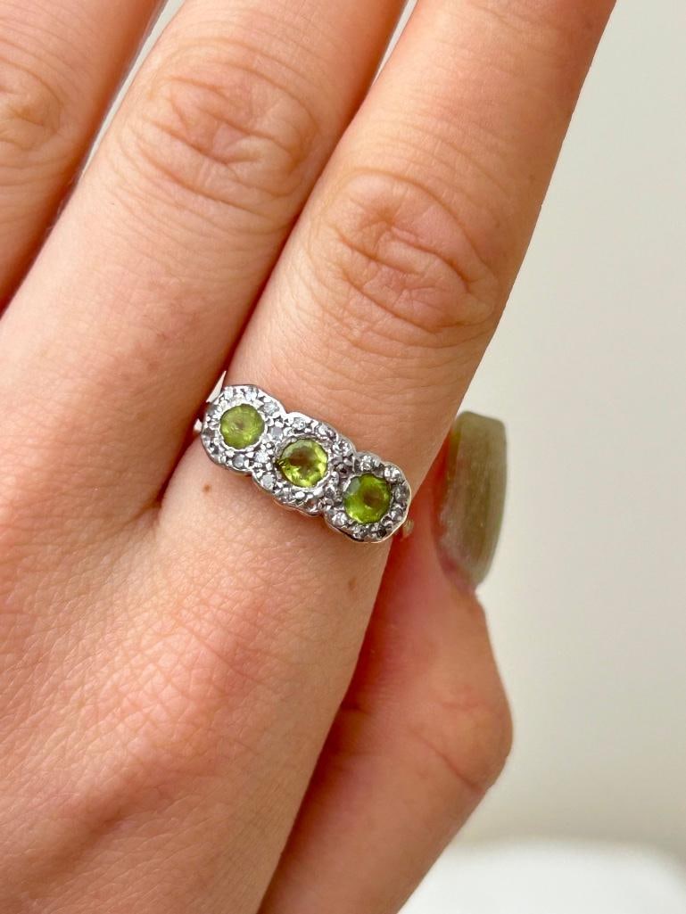 Vintage 18ct Yellow Gold Peridot and Diamond 3 Stone Cluster Ring - 2