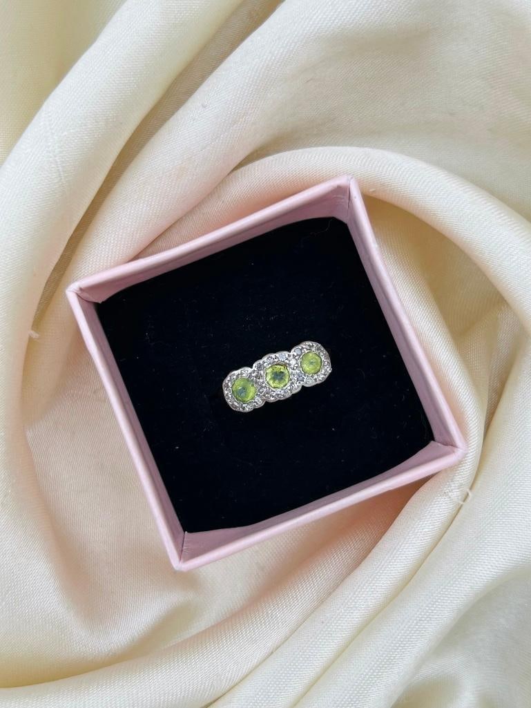 Vintage 18ct Yellow Gold Peridot and Diamond 3 Stone Cluster Ring - 4