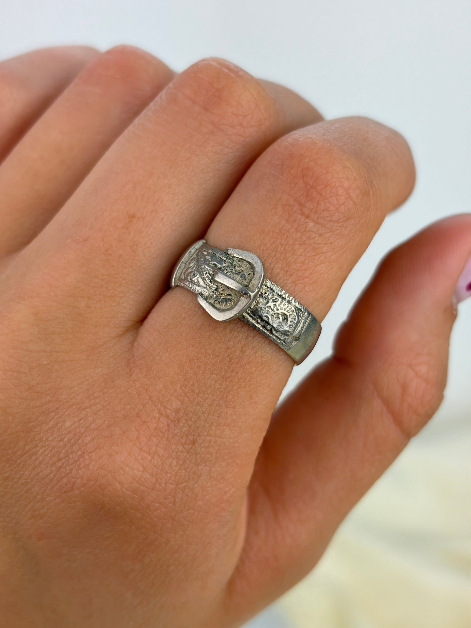ANTIQUE SILVER ORNATE BUCKLE RING - 10