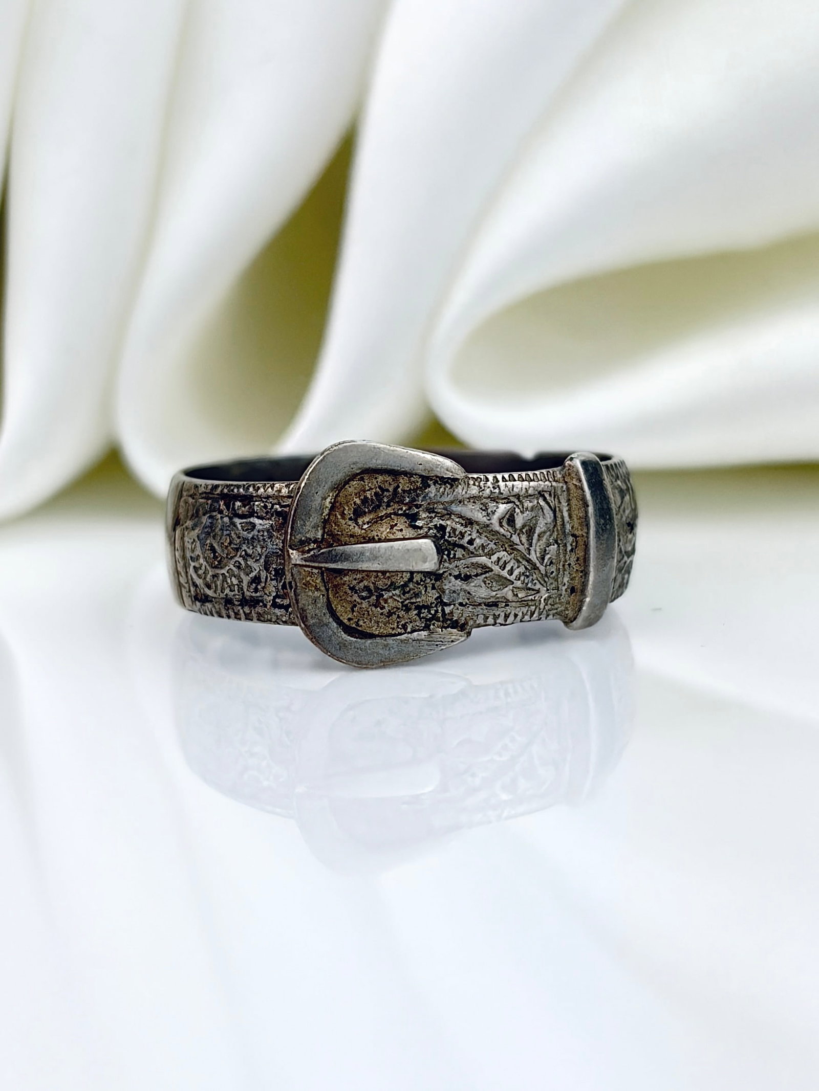 ANTIQUE SILVER ORNATE BUCKLE RING: ANTIQUE SILVER ORNATE BUCKLE RING Weight: 3.47g Size: UK Q1/2, US 8.5, Width 9mm, height off finger 3.5mm Materials: Silver Hallmarks: Present, rubbed Condition: Very good overall