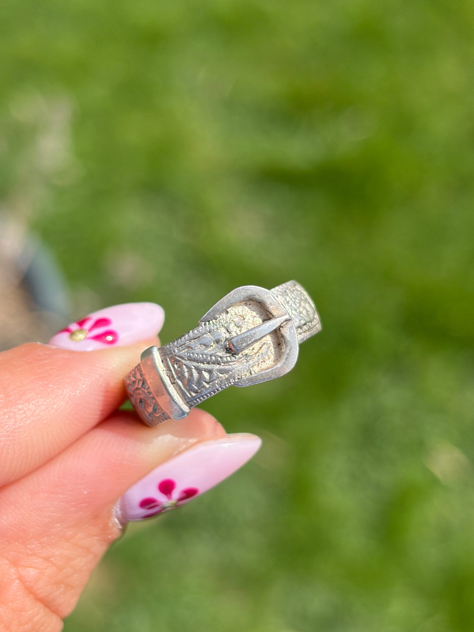 ANTIQUE SILVER ORNATE BUCKLE RING - 2