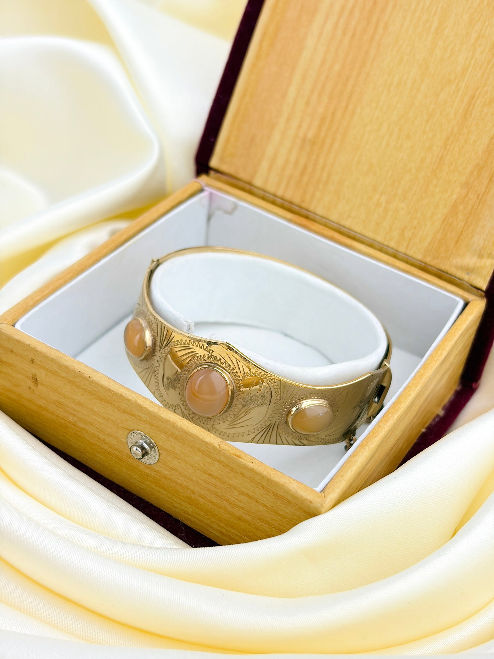 VINTAGE BOXED 1/20TH 12CT ROLLED GOLD CHUNKY AGATE SWIRL DETAIL BANGLE BRACELET - 12