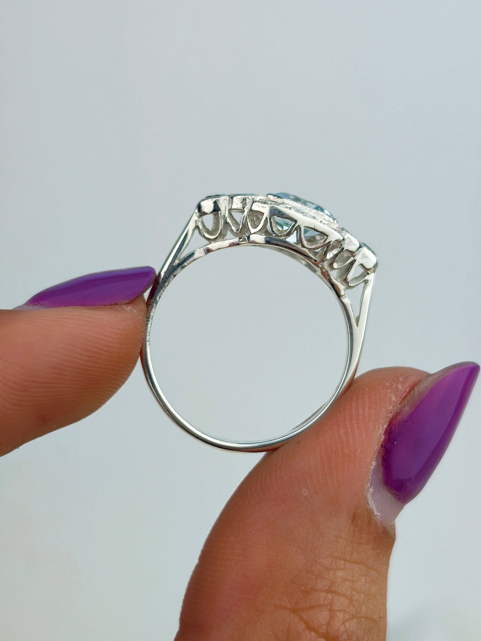 ART DECO STYLE 9CT WHITE GOLD AQUAMARINE AND DIAMOND PANEL RING - 10