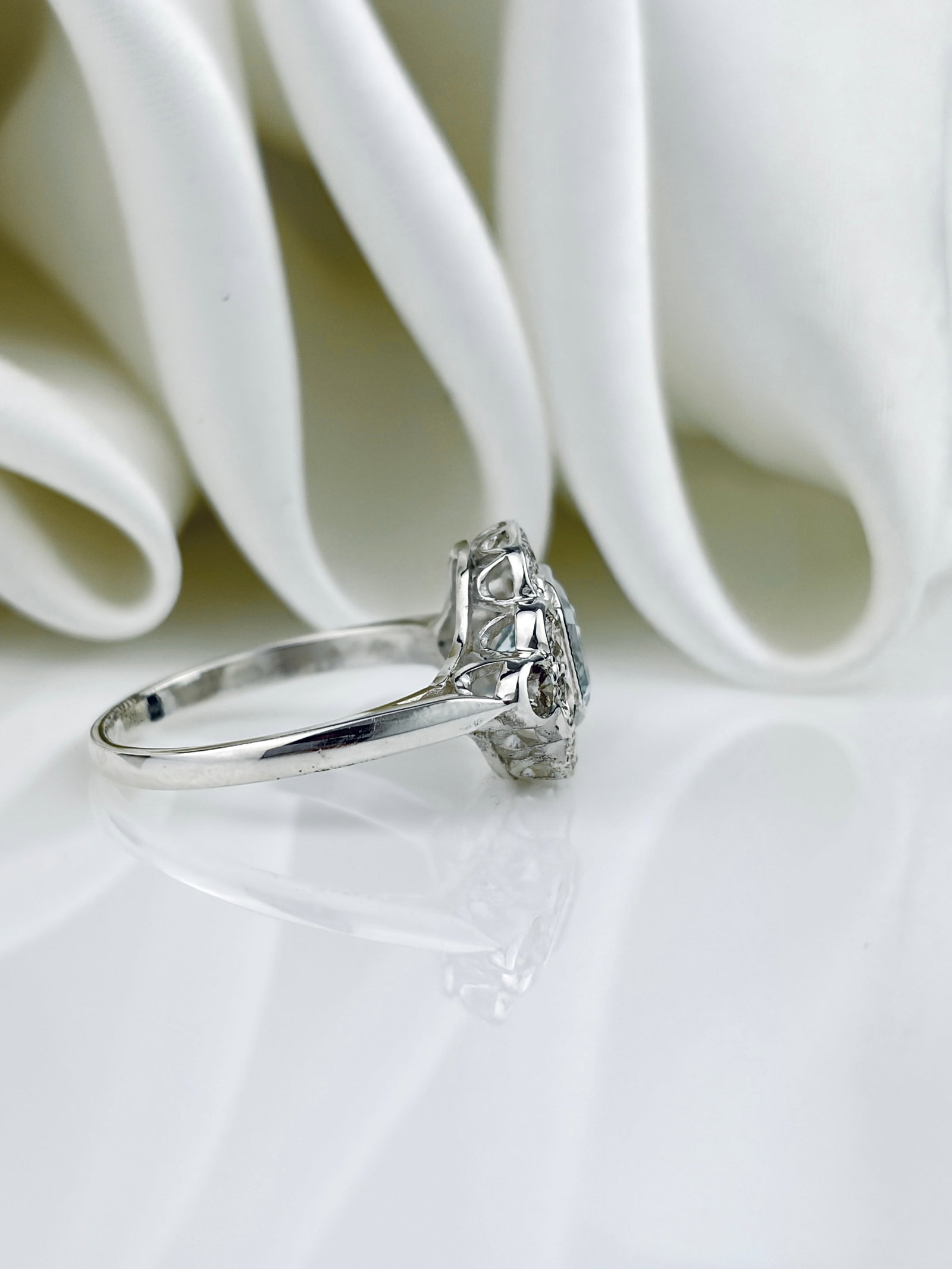 ART DECO STYLE 9CT WHITE GOLD AQUAMARINE AND DIAMOND PANEL RING - 6