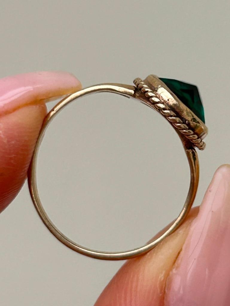 Sweet Vintage 9ct Gold Ring - 5