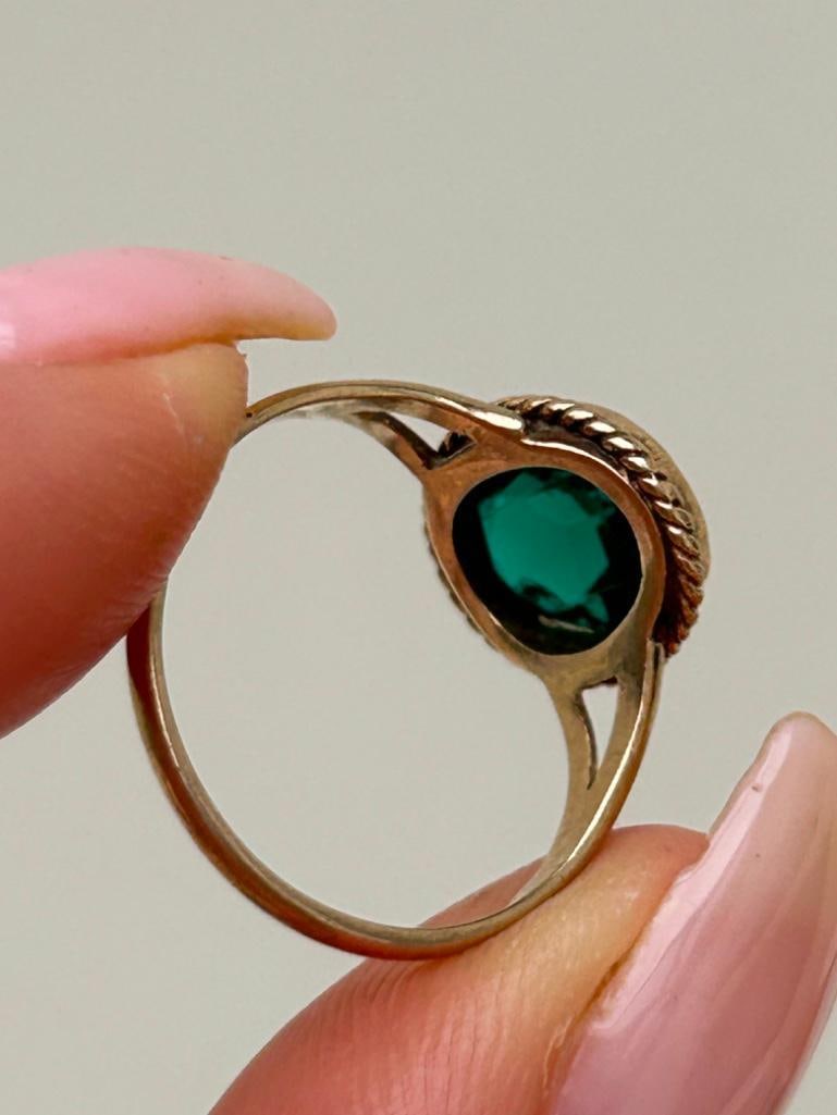 Sweet Vintage 9ct Gold Ring - 6