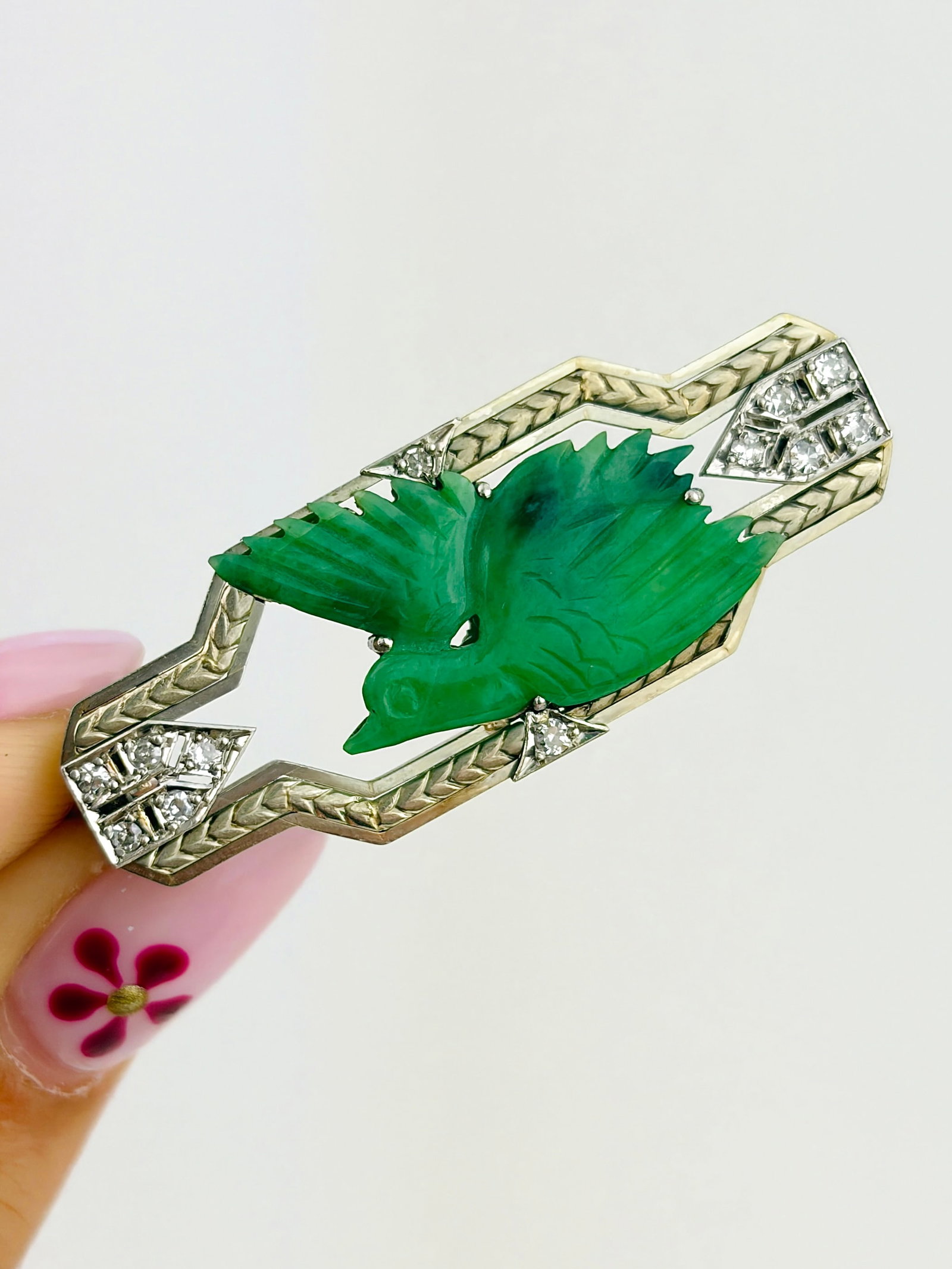 ANTIQUE ART DECO CARVED JADE AND DIAMOND BROOCH IN 18CT GOLD AND PLATINUM (1 of 9)
