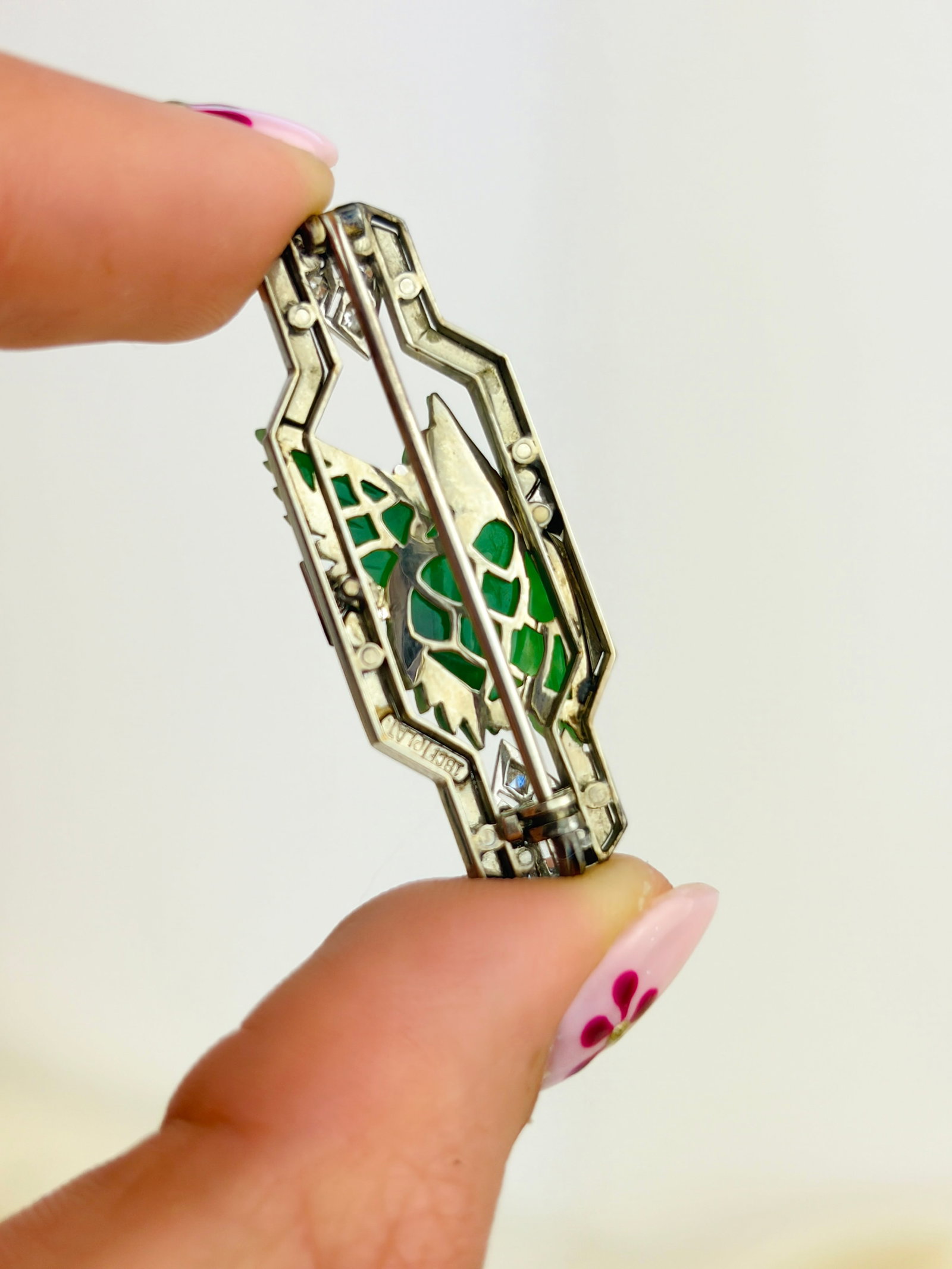 ANTIQUE ART DECO CARVED JADE AND DIAMOND BROOCH IN 18CT GOLD AND PLATINUM - 3