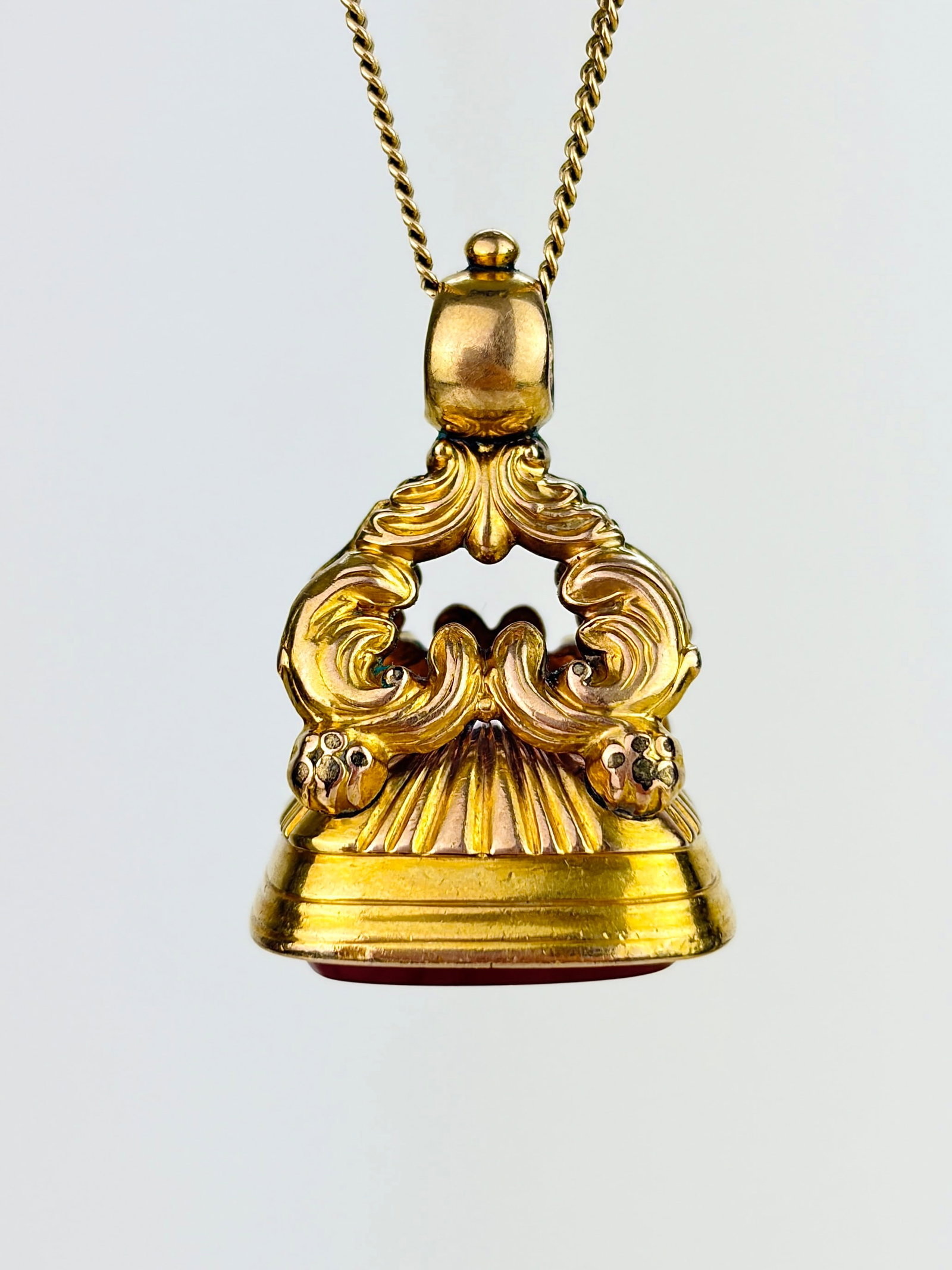 ANTIQUE GOLD CASED CARNELIAN FOB PENDANT: ANTIQUE GOLD CASED CARNELIAN FOB PENDANT
