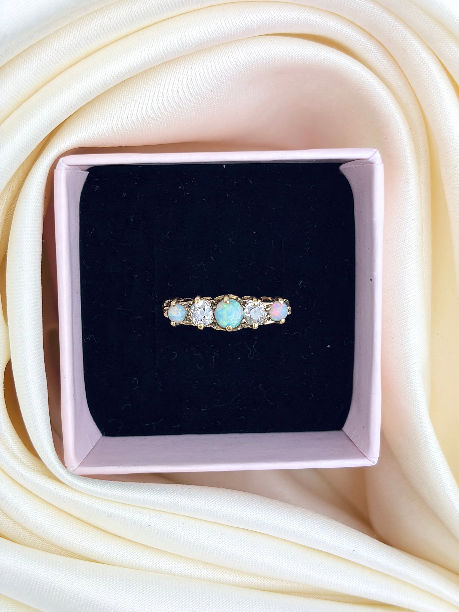 ANTIQUE 18CT YELLOW GOLD OPAL AND DIAMOND 5 STONE RING - 9