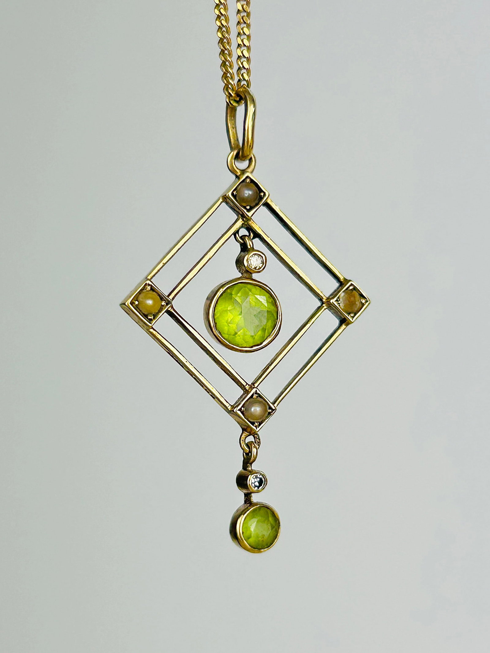 Vintage 9ct Gold Peridot and Pearl Pendant: Vintage 9ct Gold Peridot and Pearl Pendant