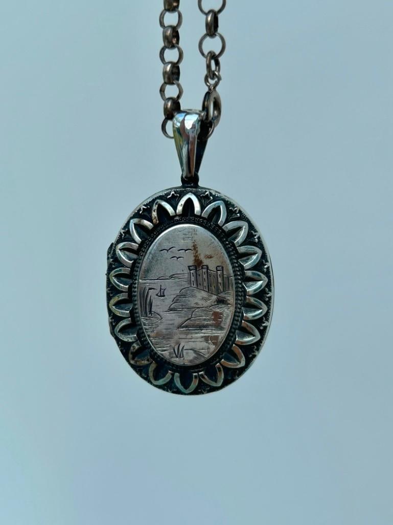 Victorian Aesthetic Locket and Chain Necklace Set: Victorian Aesthetic Locket and Chain Necklace Set wonderful and charming! measurements length 107cm pendant size 55mm x 32mm weight 40.63g materi