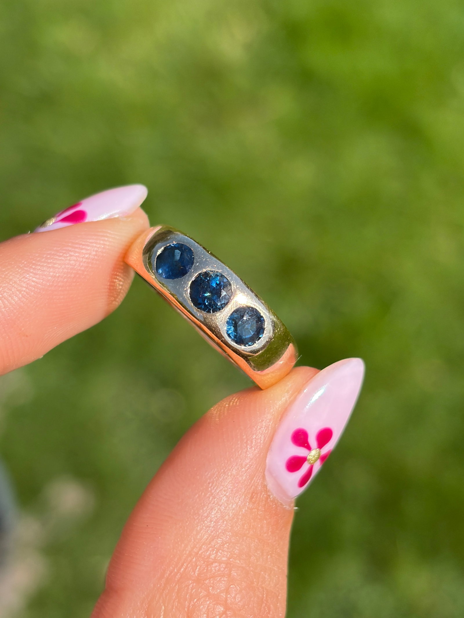 WONDERFUL ANTIQUE SAPPHIRE 3 STONE RING IN GOLD - 10
