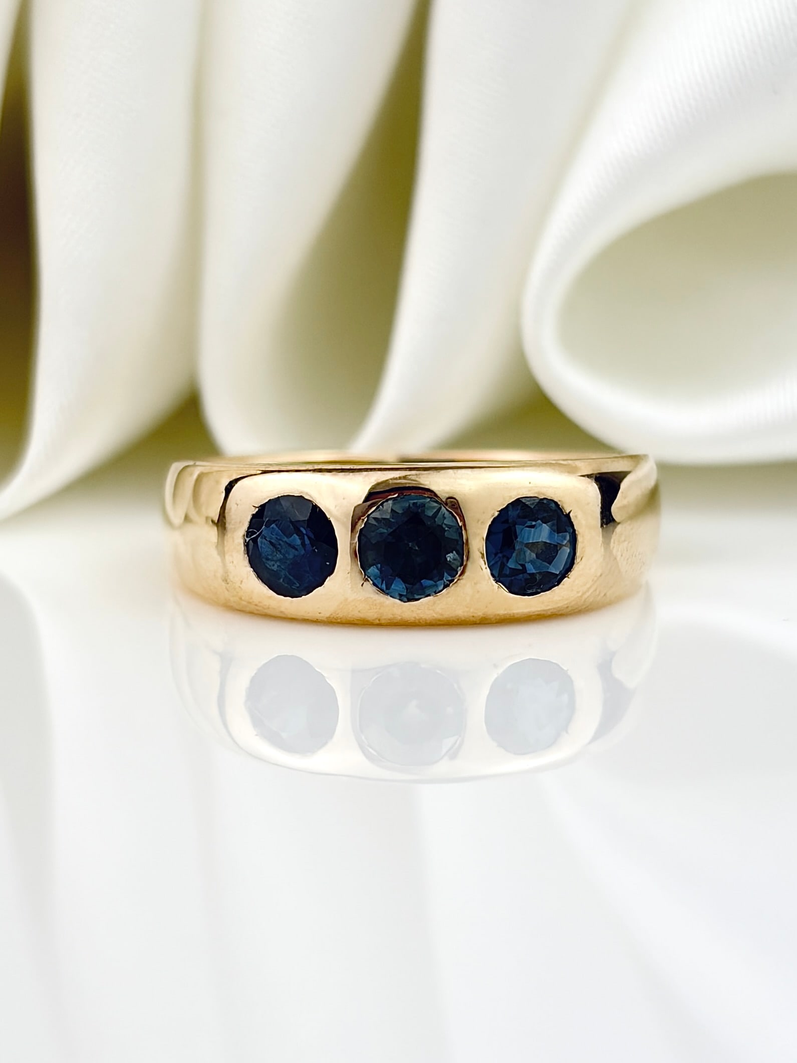 WONDERFUL ANTIQUE SAPPHIRE 3 STONE RING IN GOLD: WONDERFUL ANTIQUE SAPPHIRE 3 STONE RING IN GOLD Stunning round cut sapphires set in a chunky gold band!