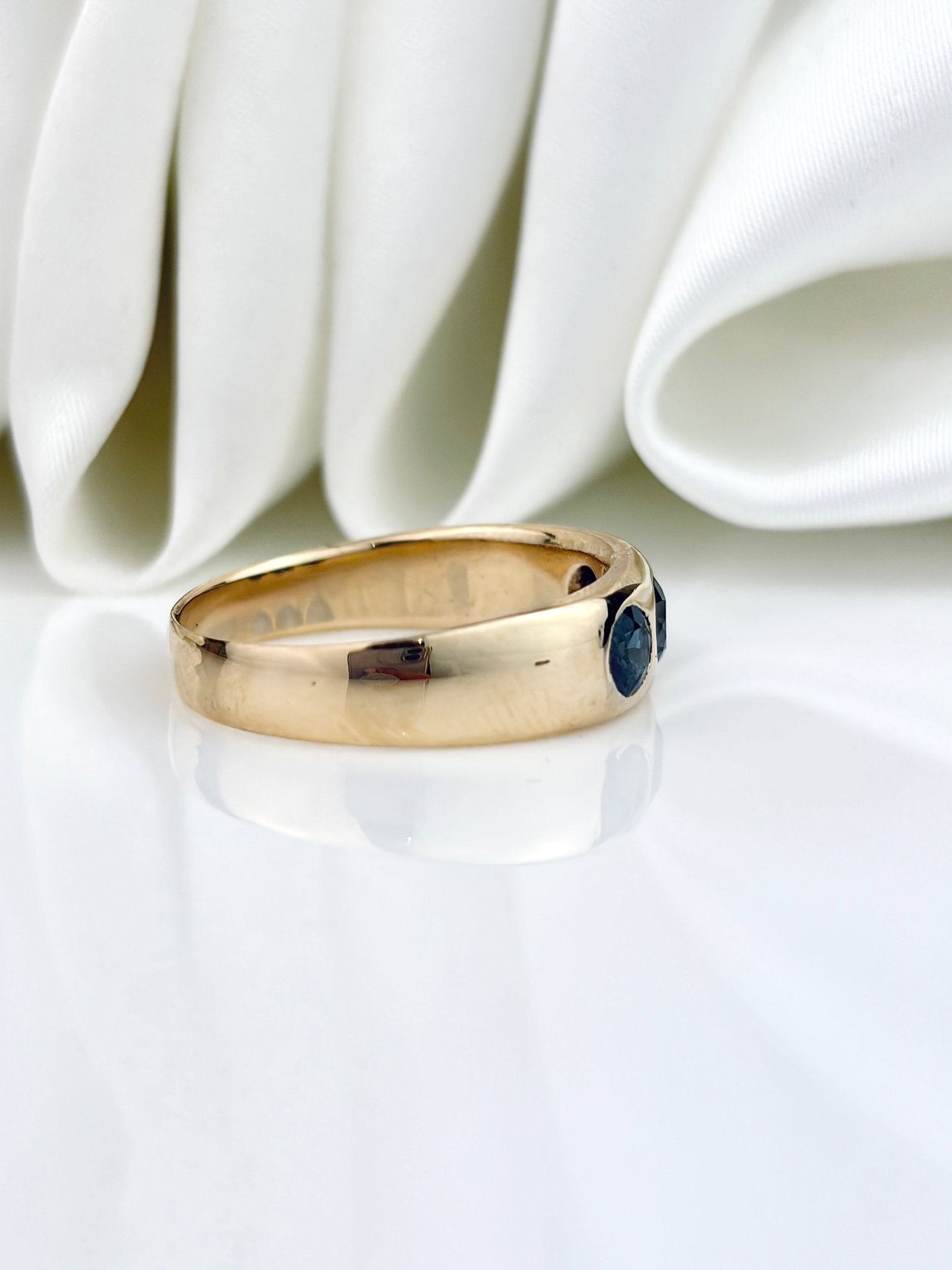 WONDERFUL ANTIQUE SAPPHIRE 3 STONE RING IN GOLD - 2