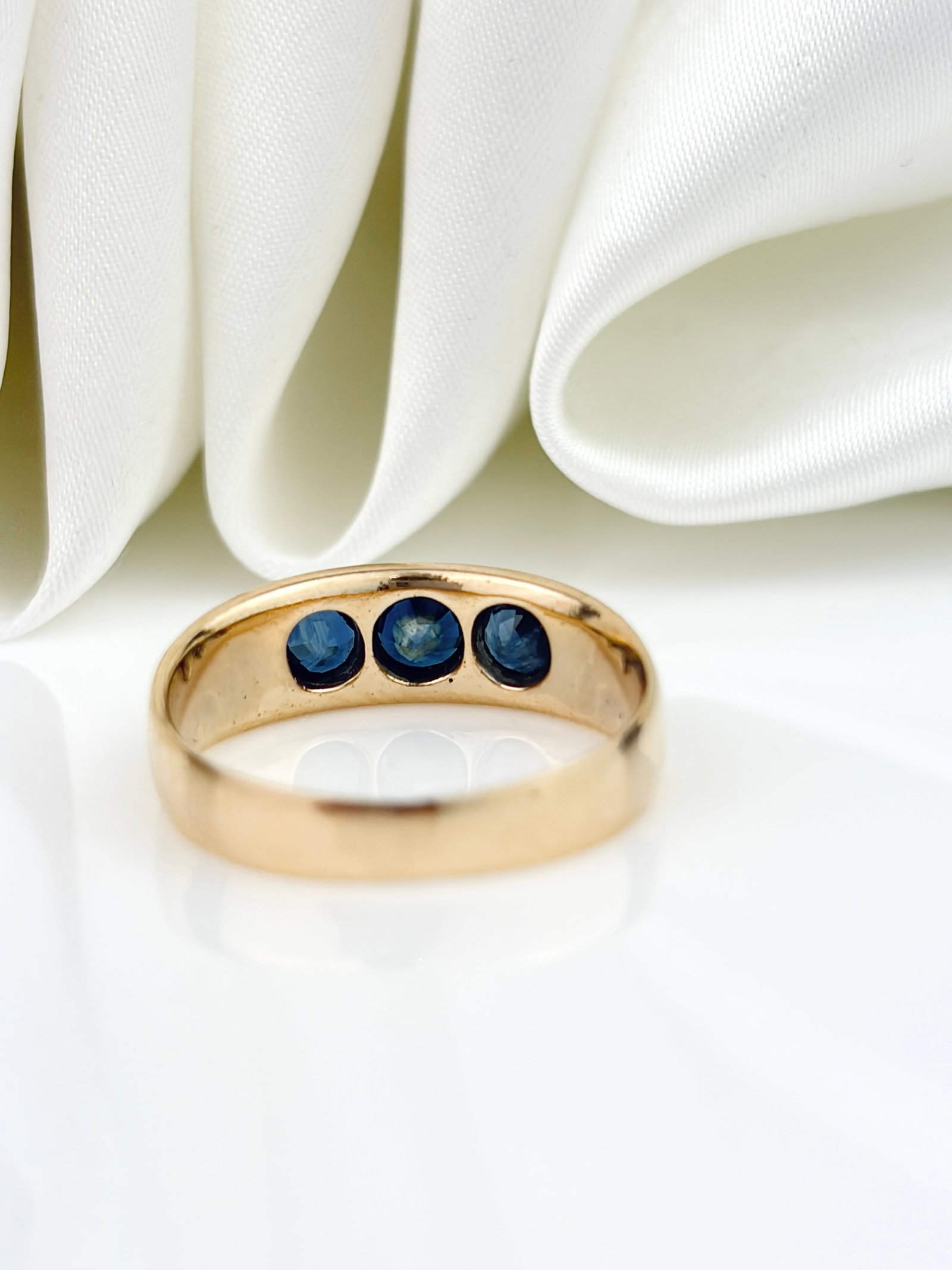 WONDERFUL ANTIQUE SAPPHIRE 3 STONE RING IN GOLD - 3