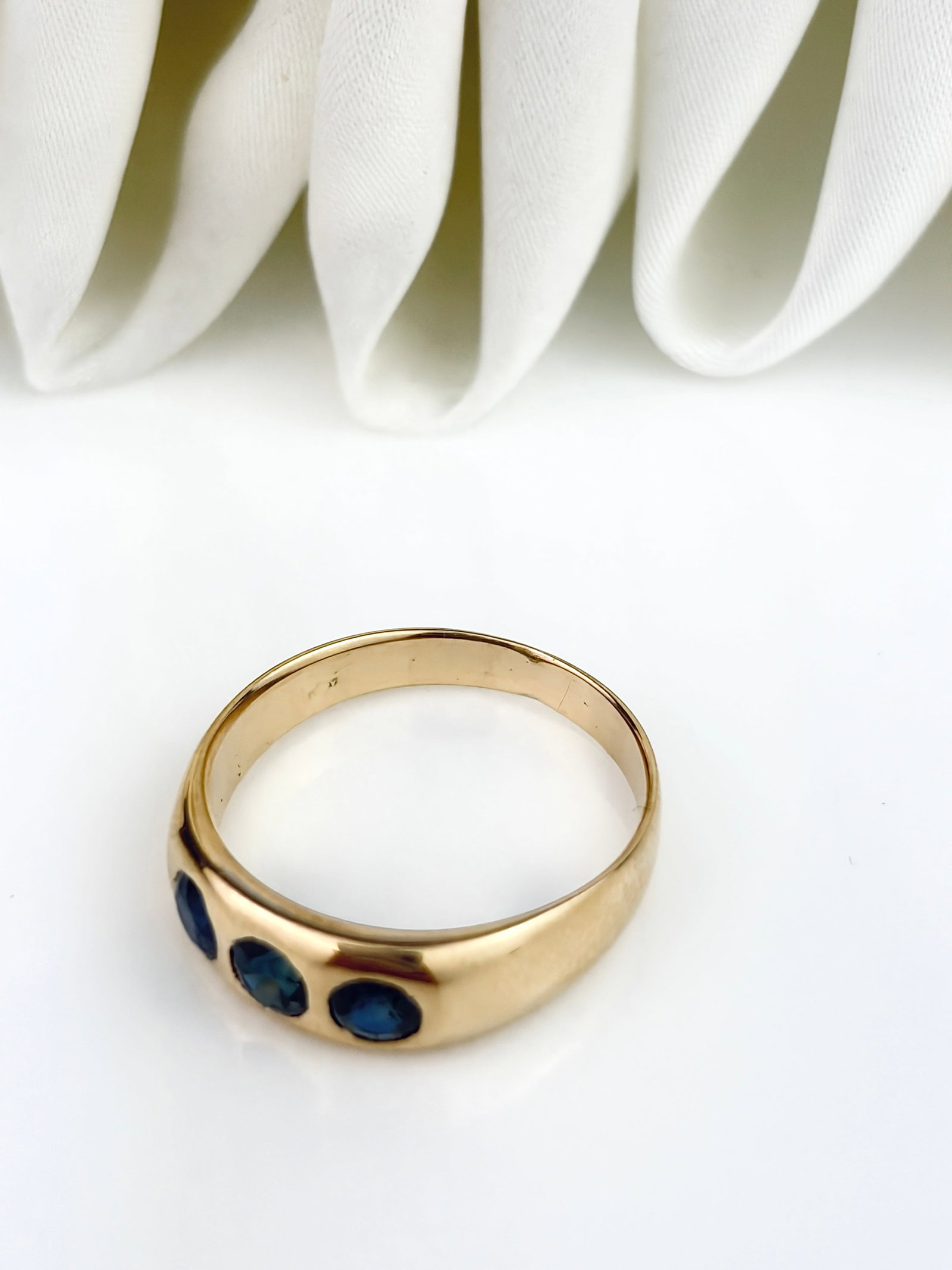 WONDERFUL ANTIQUE SAPPHIRE 3 STONE RING IN GOLD - 4