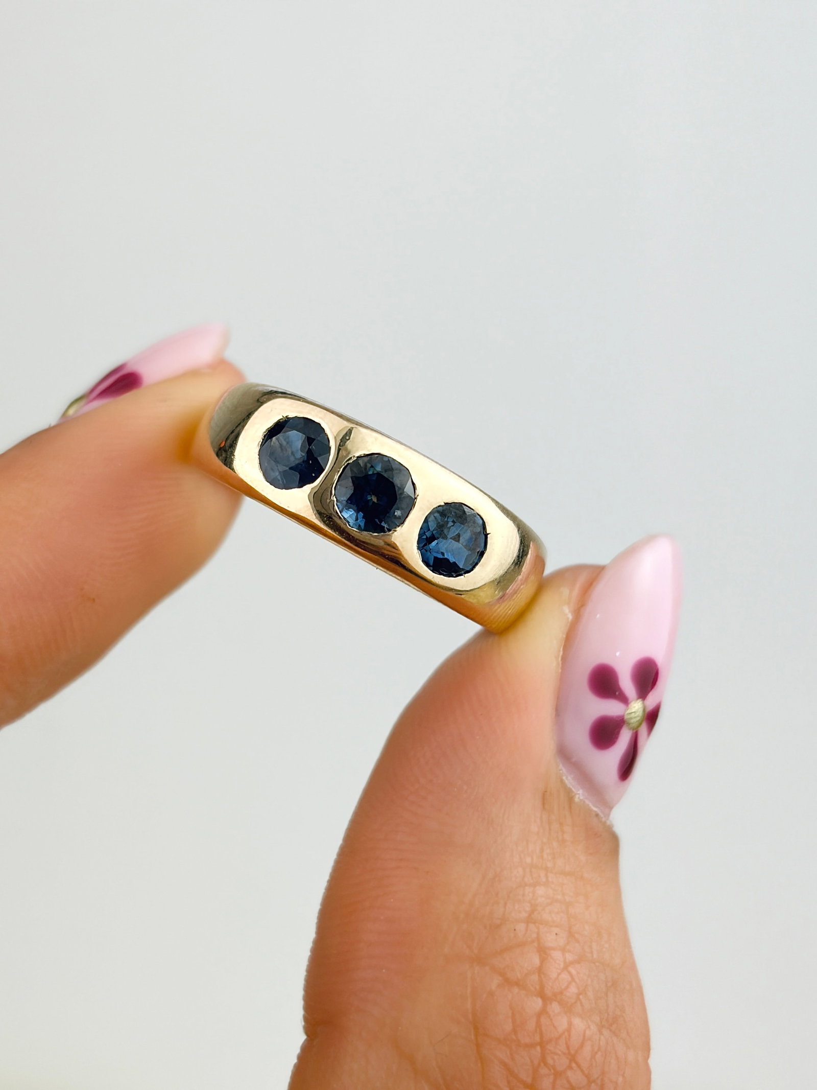 WONDERFUL ANTIQUE SAPPHIRE 3 STONE RING IN GOLD - 5