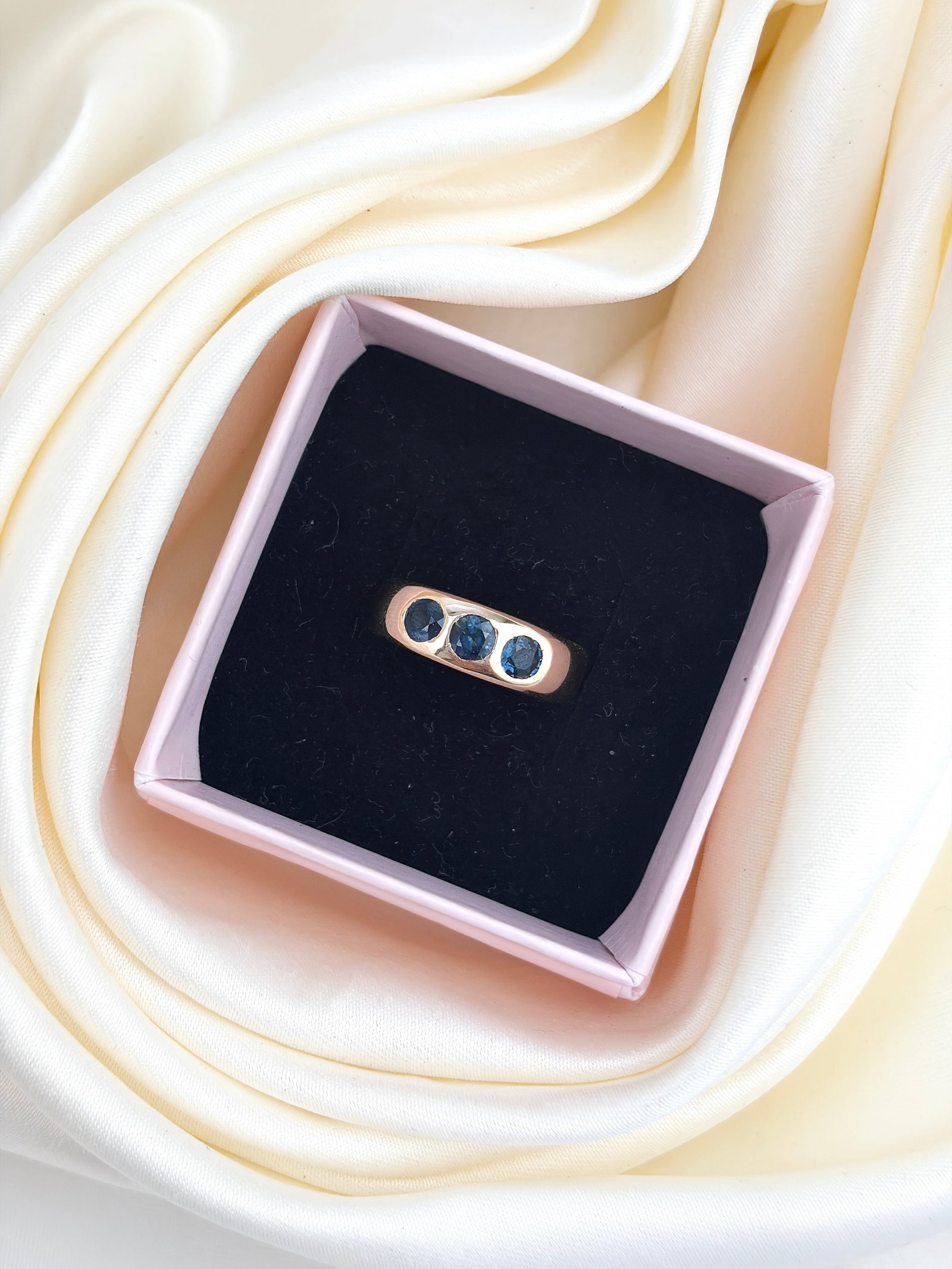 WONDERFUL ANTIQUE SAPPHIRE 3 STONE RING IN GOLD - 7