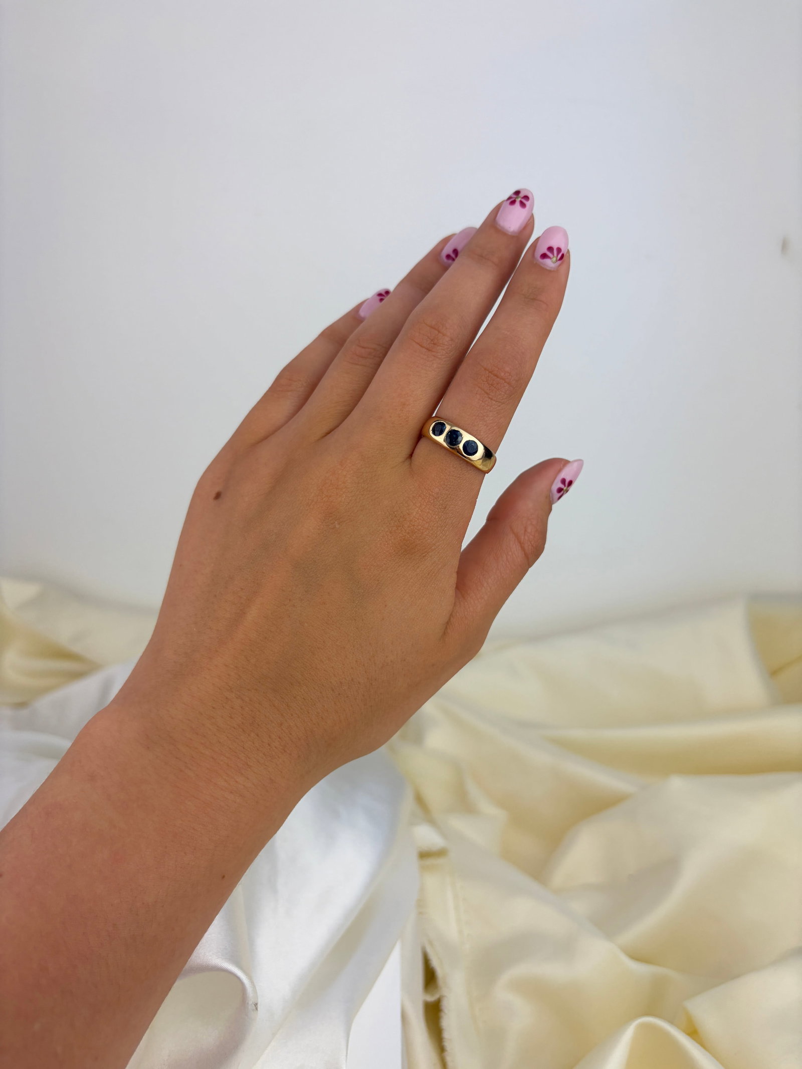 WONDERFUL ANTIQUE SAPPHIRE 3 STONE RING IN GOLD - 8