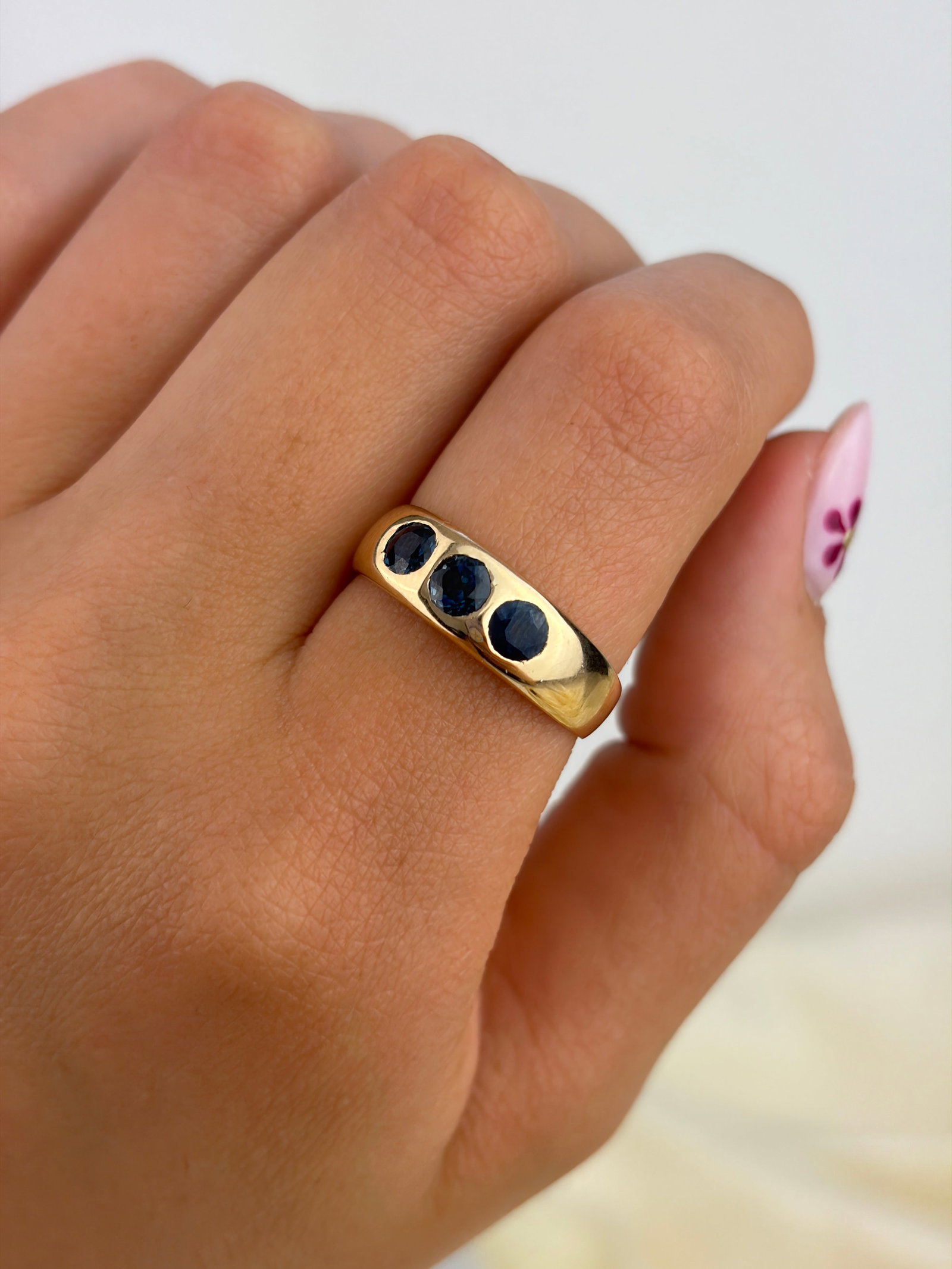 WONDERFUL ANTIQUE SAPPHIRE 3 STONE RING IN GOLD - 9