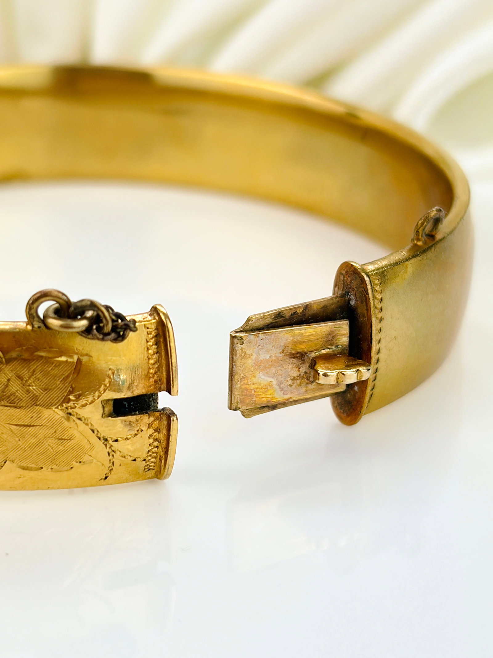 VINTAGE 9CT GOLD METAL CORE LEAF DESIGN BANGLE BRACELET - 4