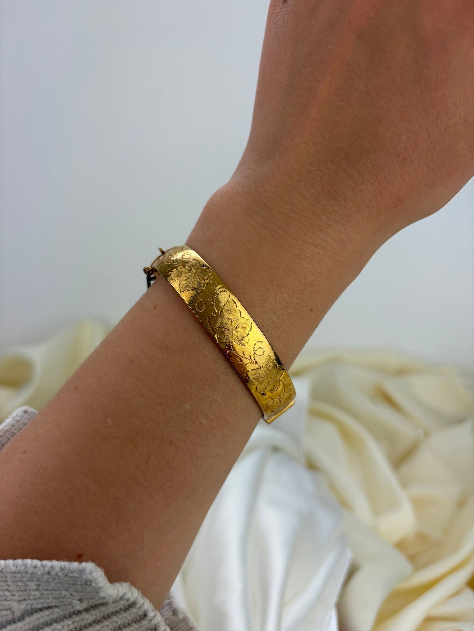 VINTAGE 9CT GOLD METAL CORE LEAF DESIGN BANGLE BRACELET - 5