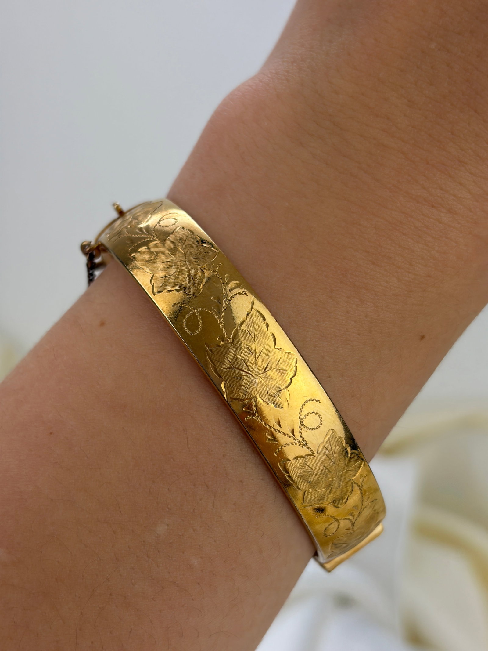 VINTAGE 9CT GOLD METAL CORE LEAF DESIGN BANGLE BRACELET - 6