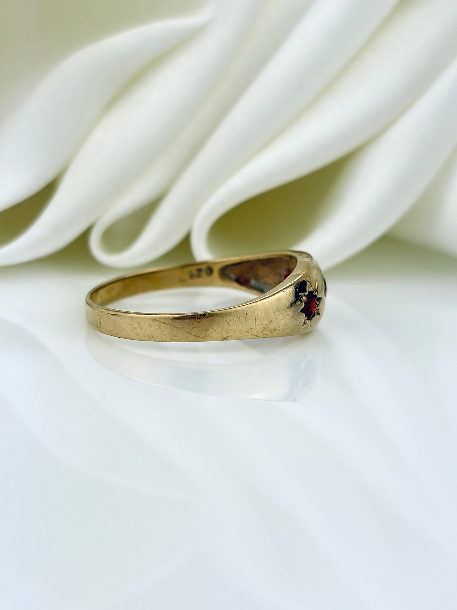 CHUNKY VINTAGE 9CT YELLOW GOLD GARNET 3 STONE STARBURST RING - 2