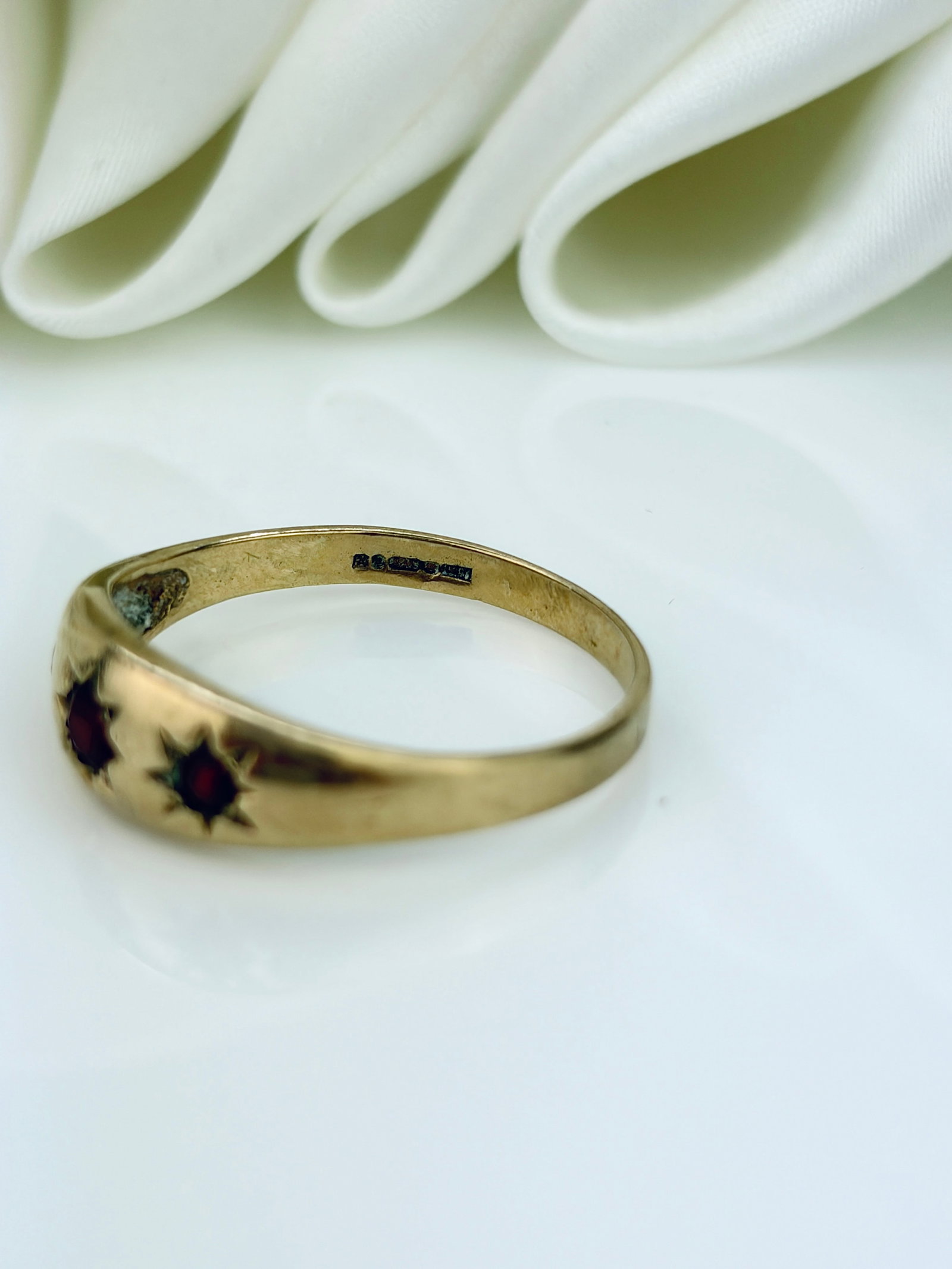 CHUNKY VINTAGE 9CT YELLOW GOLD GARNET 3 STONE STARBURST RING - 4
