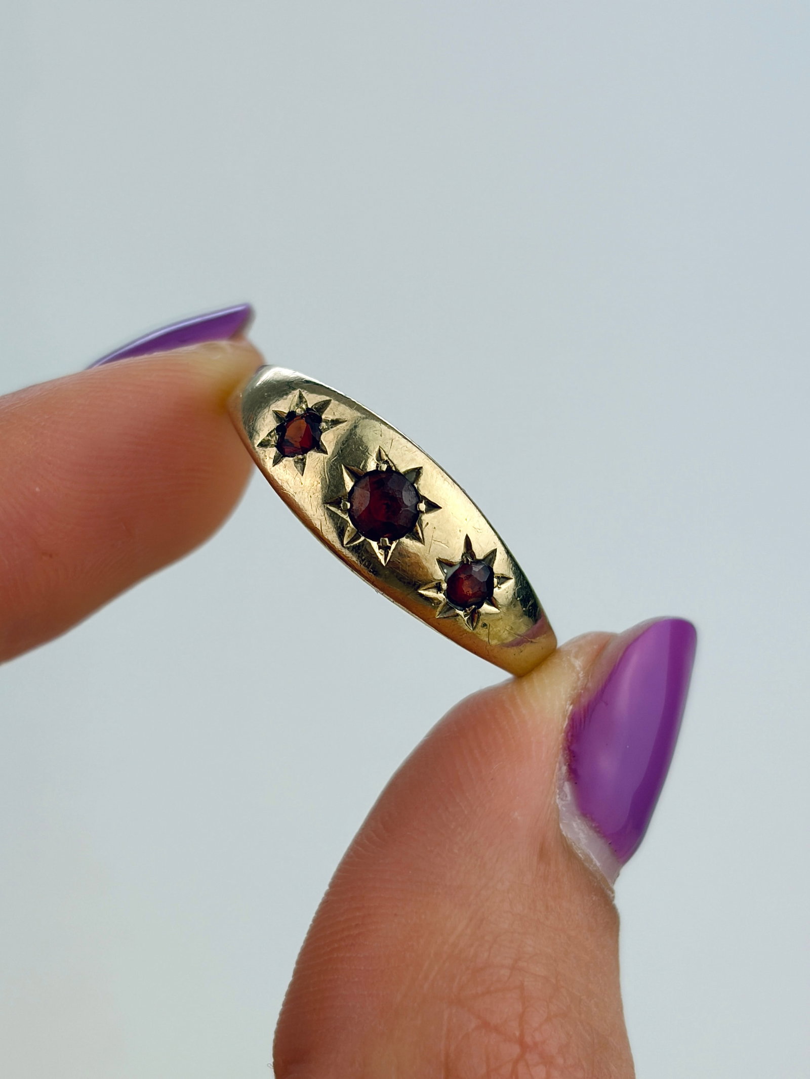 CHUNKY VINTAGE 9CT YELLOW GOLD GARNET 3 STONE STARBURST RING - 5