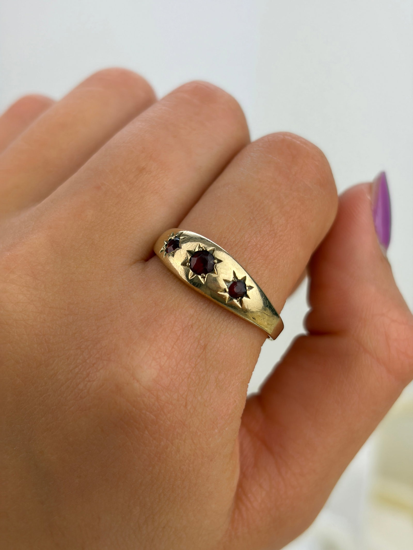 CHUNKY VINTAGE 9CT YELLOW GOLD GARNET 3 STONE STARBURST RING - 8