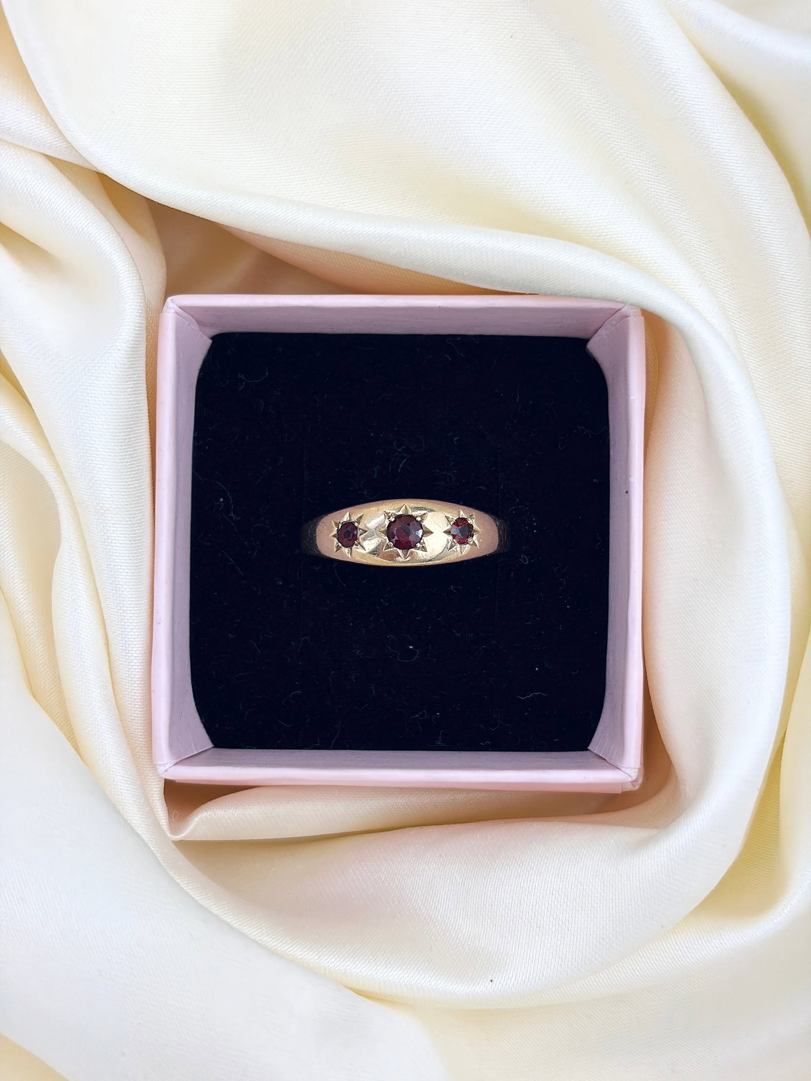 CHUNKY VINTAGE 9CT YELLOW GOLD GARNET 3 STONE STARBURST RING - 9