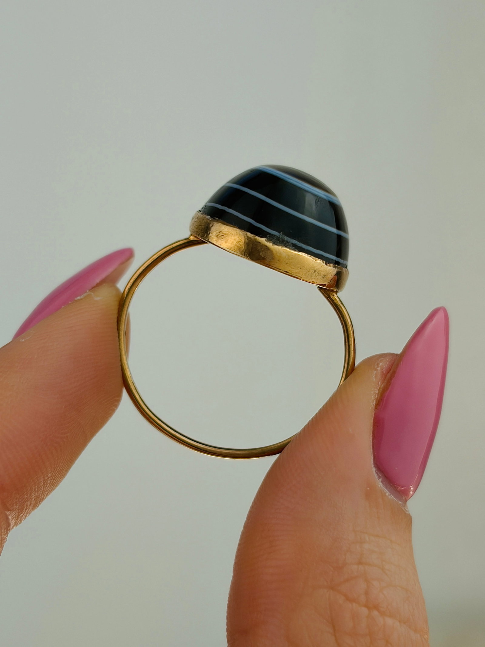 ANTIQUE HEAVY 9CT GOLD BANDED AGATE RING - 7