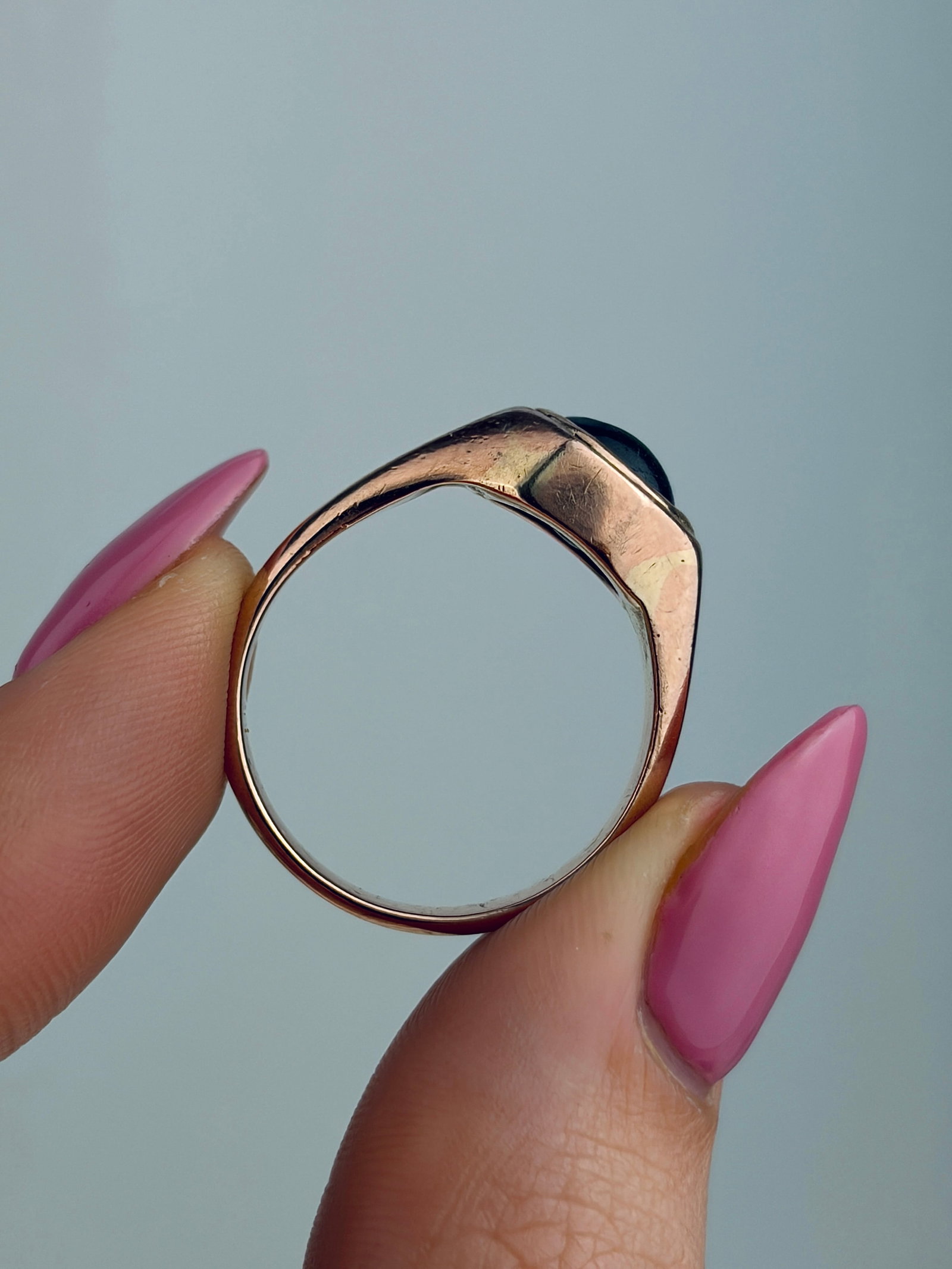 ANTIQUE CHUNKY 9CT GOLD SIGNET RING - 6