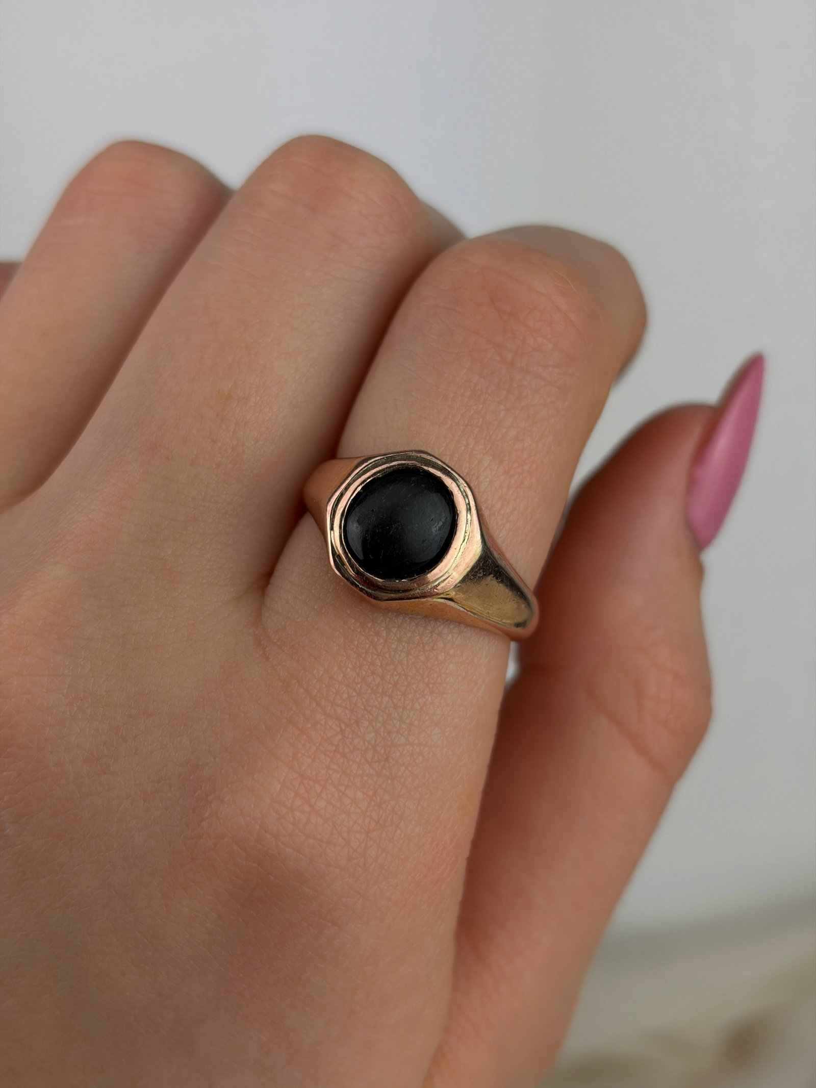 ANTIQUE CHUNKY 9CT GOLD SIGNET RING - 8