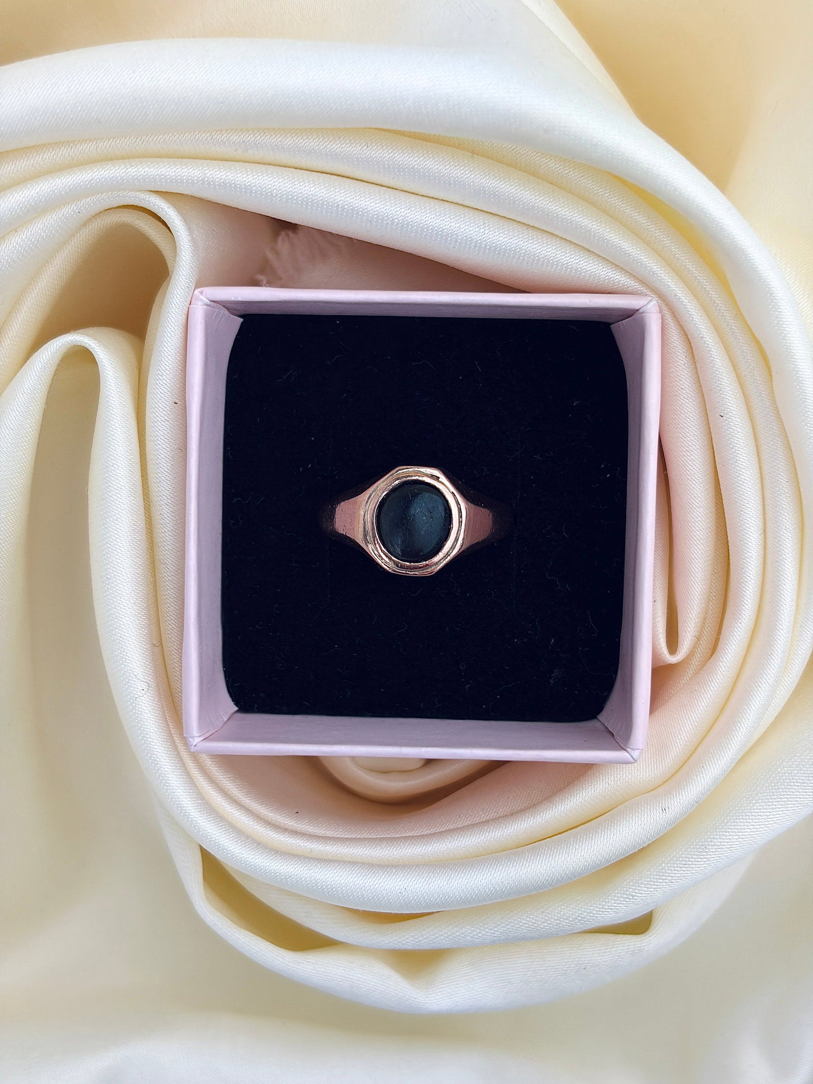 ANTIQUE CHUNKY 9CT GOLD SIGNET RING - 9