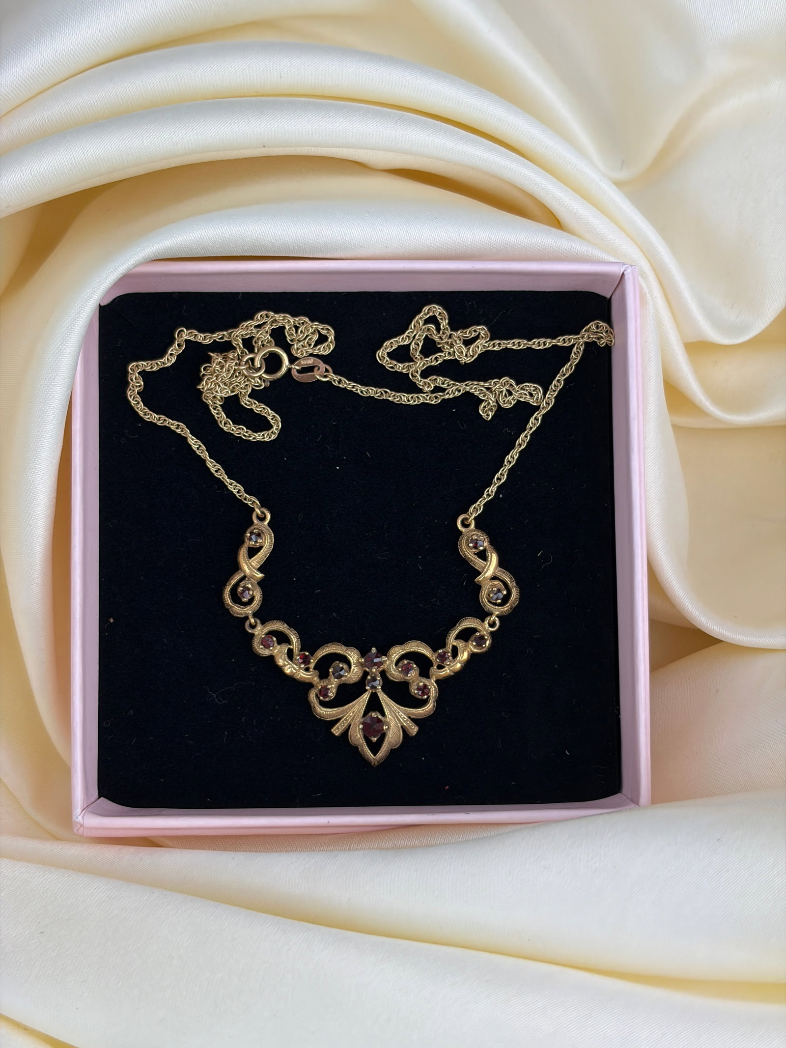 SWEET 9CT GOLD GARNET NECKLACE - 5