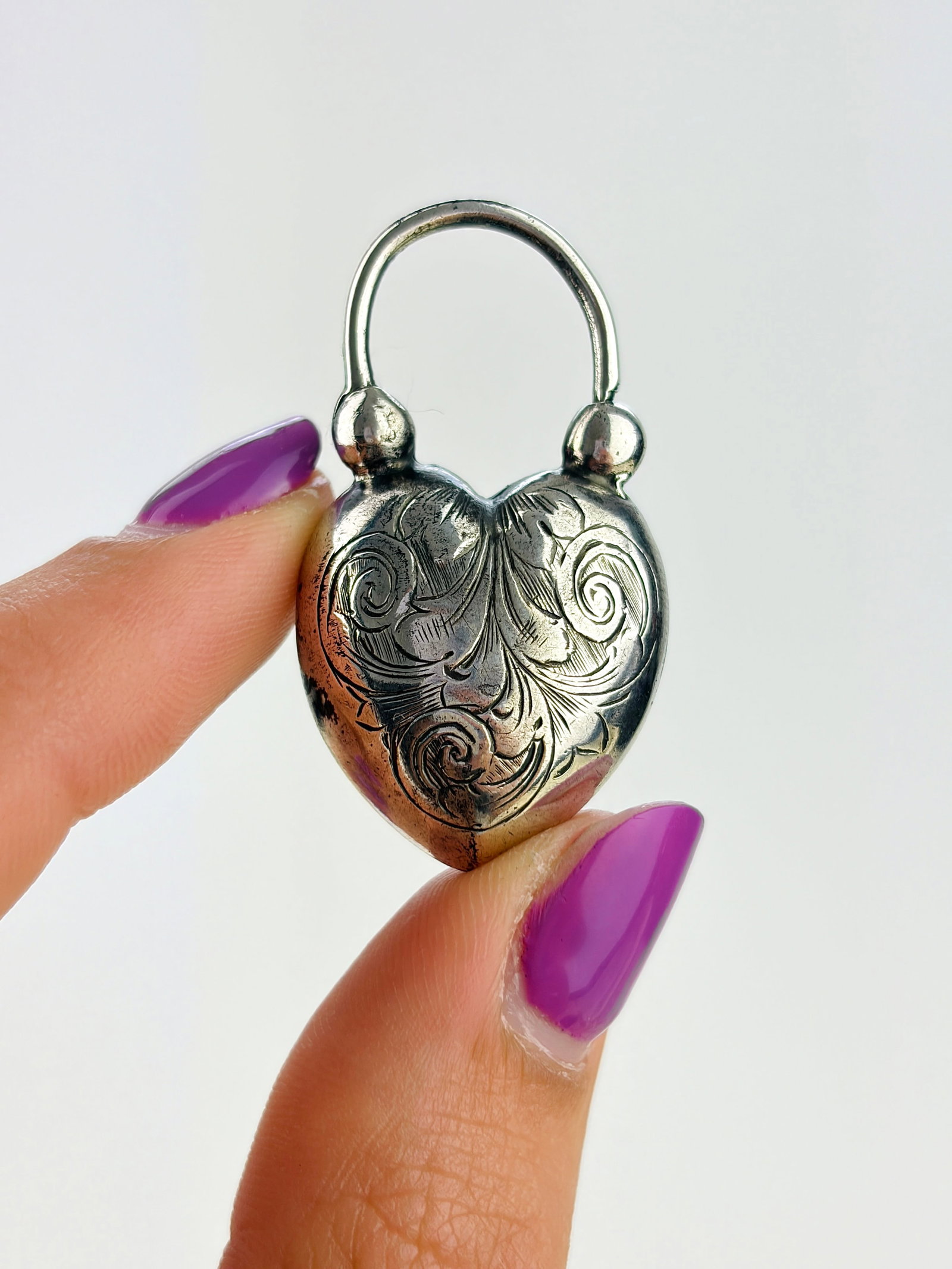 ANTIQUE SILVER ENGRAVED PUFFY HEART PADLOCK PENDANT - 3