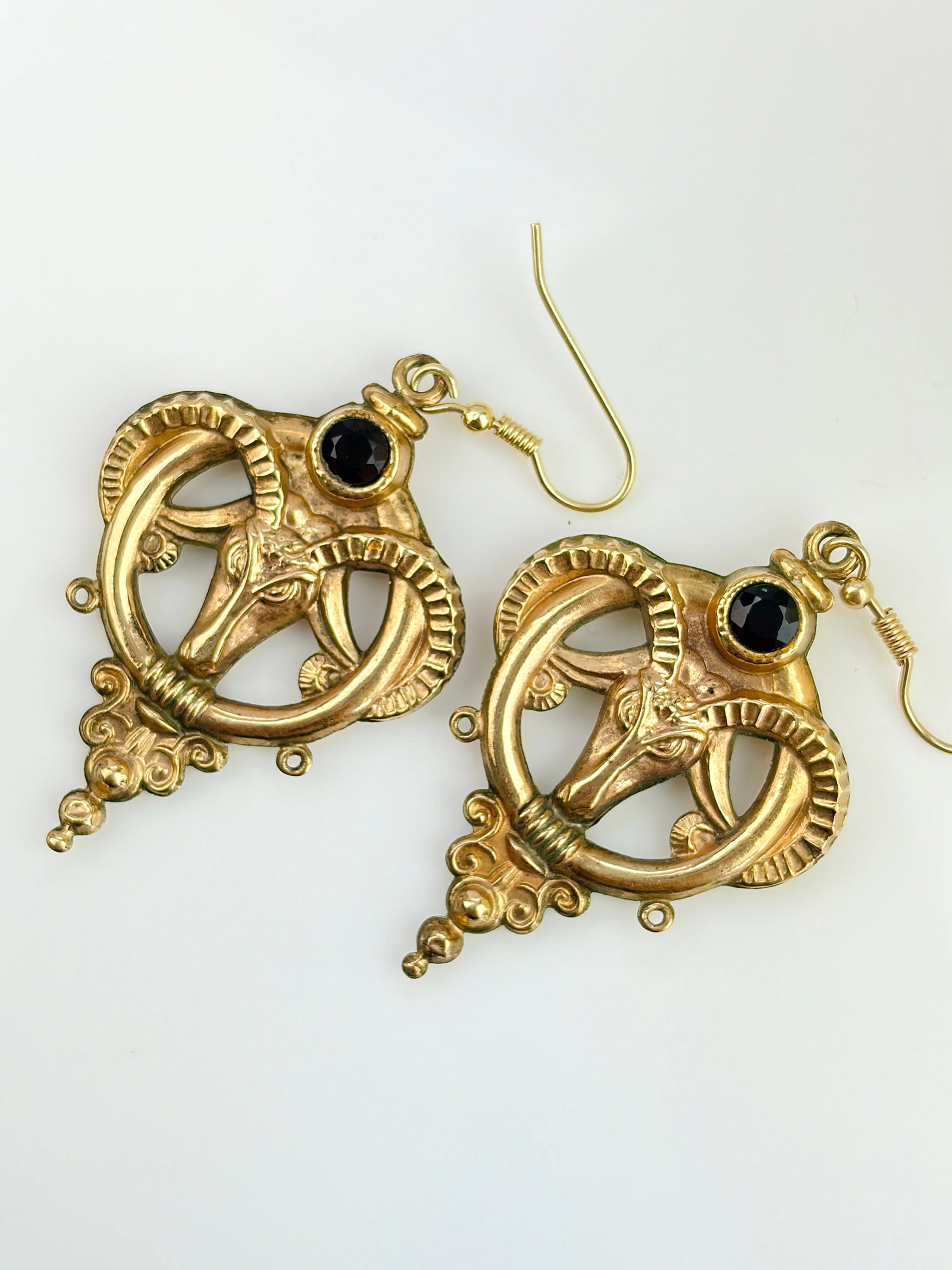 DOUBLE SIDED GARNET RAM DROP EARRINGS IN GOLD - 3