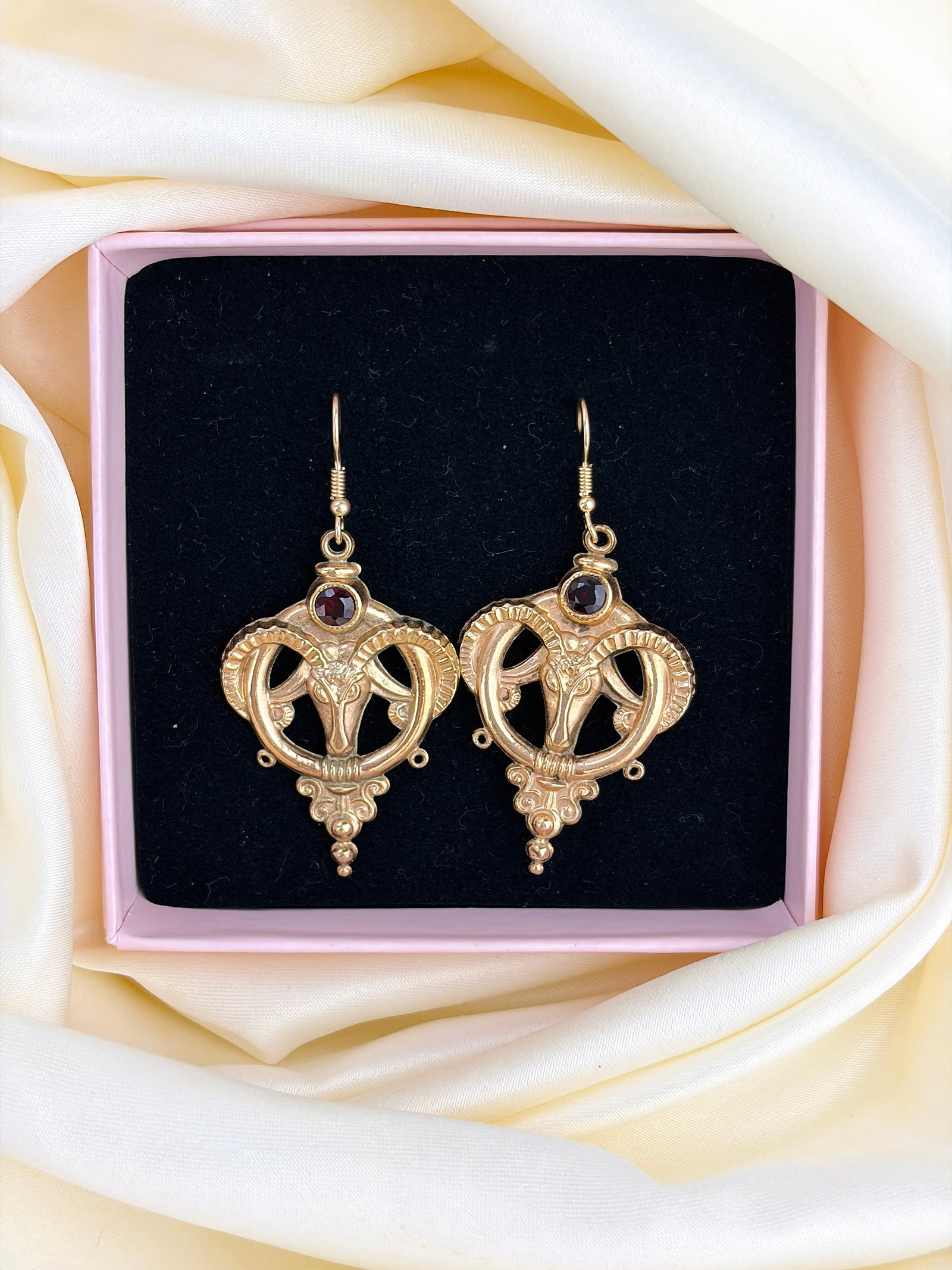 DOUBLE SIDED GARNET RAM DROP EARRINGS IN GOLD - 5