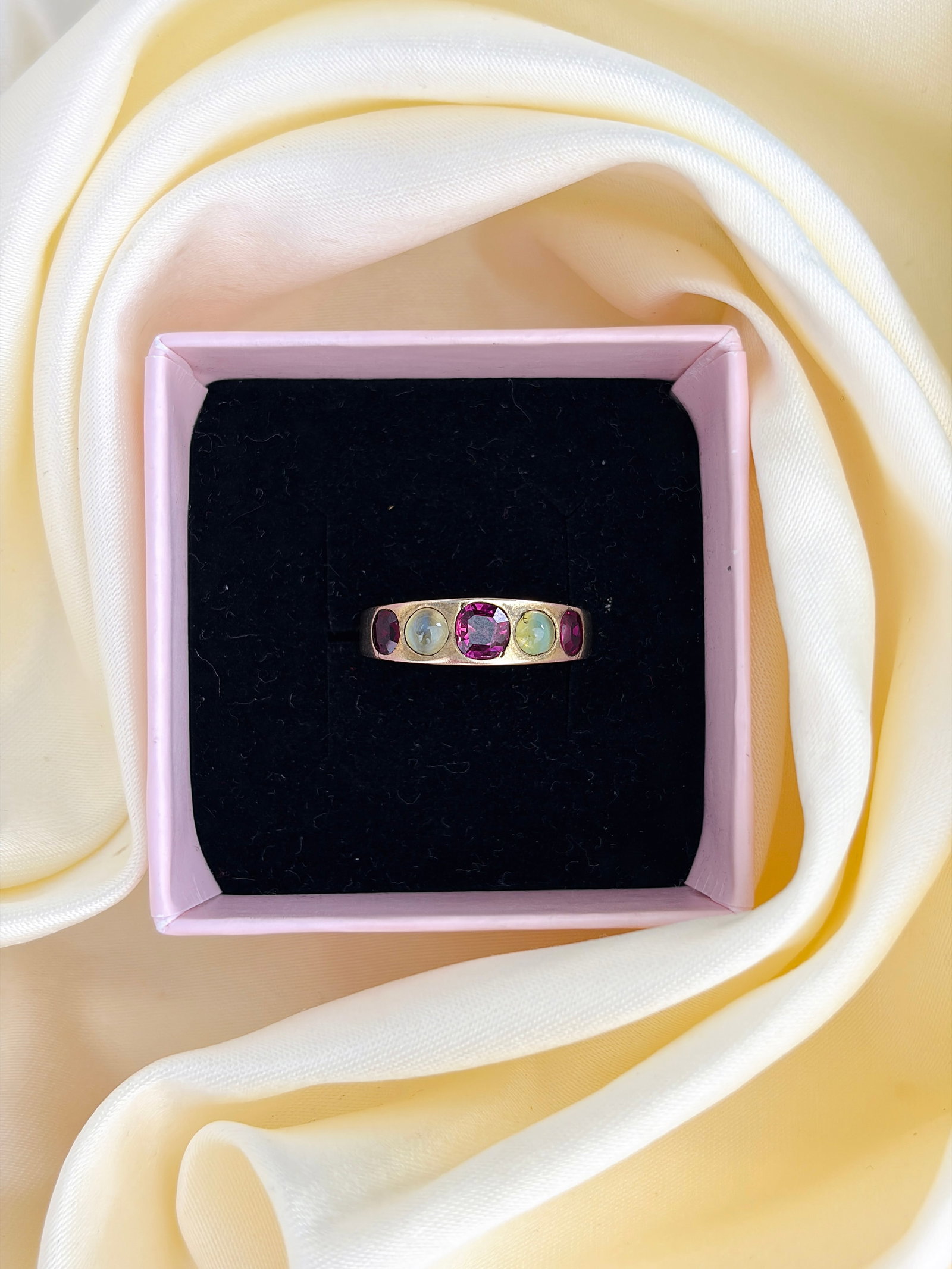ANTIQUE RUBY AND CATSEYE CHRYSOBERYL 5 STONE RING IN GOLD - 11