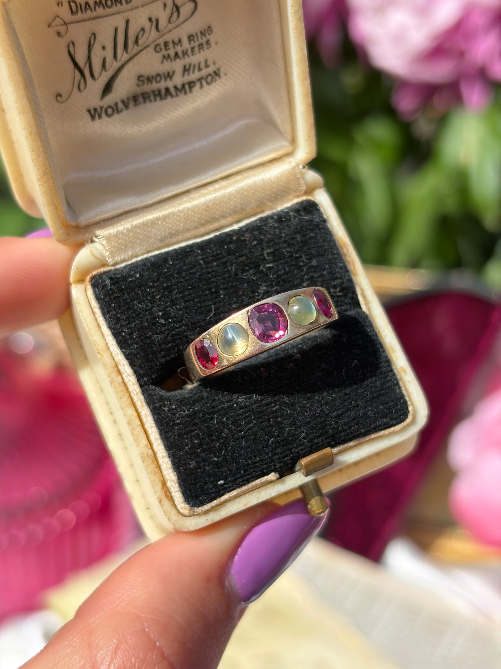 ANTIQUE RUBY AND CATSEYE CHRYSOBERYL 5 STONE RING IN GOLD - 2