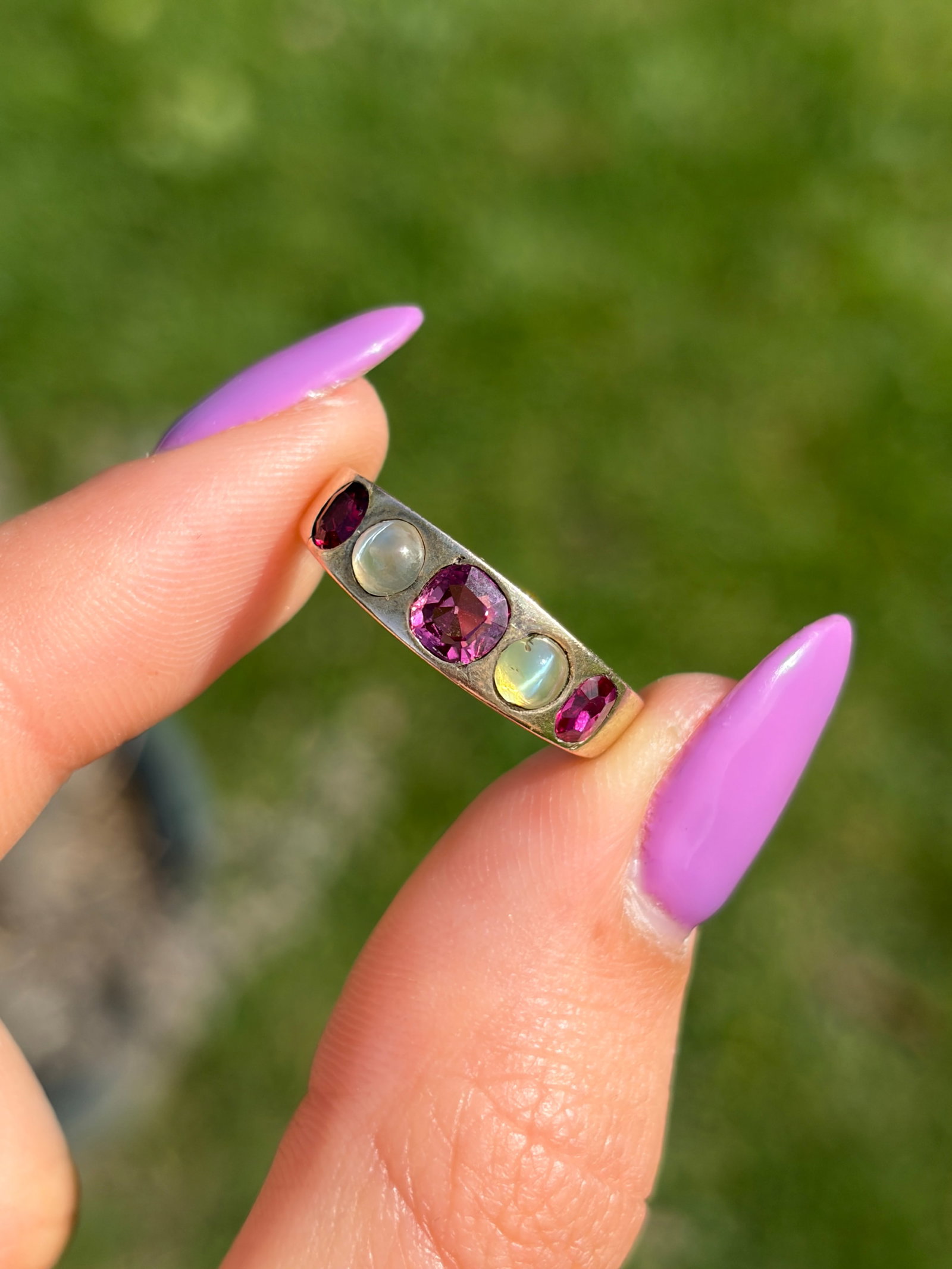 ANTIQUE RUBY AND CATSEYE CHRYSOBERYL 5 STONE RING IN GOLD - 3
