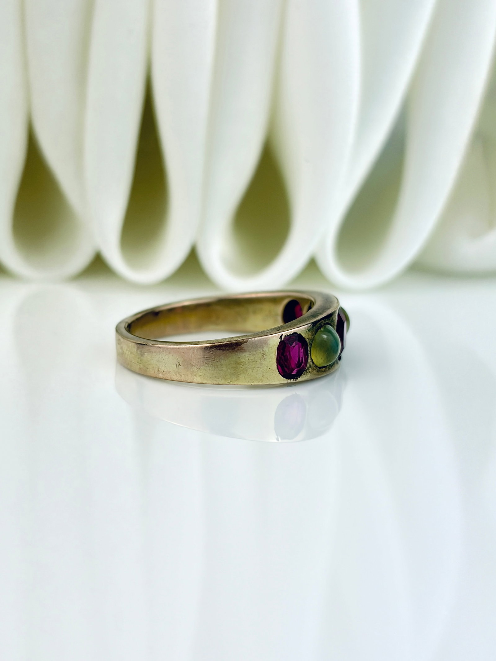 ANTIQUE RUBY AND CATSEYE CHRYSOBERYL 5 STONE RING IN GOLD - 6