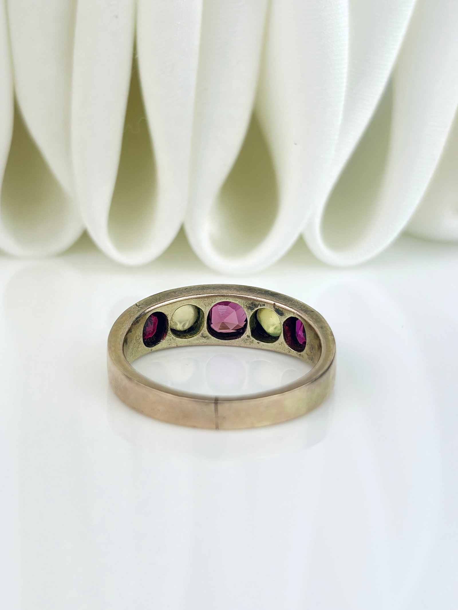 ANTIQUE RUBY AND CATSEYE CHRYSOBERYL 5 STONE RING IN GOLD - 7