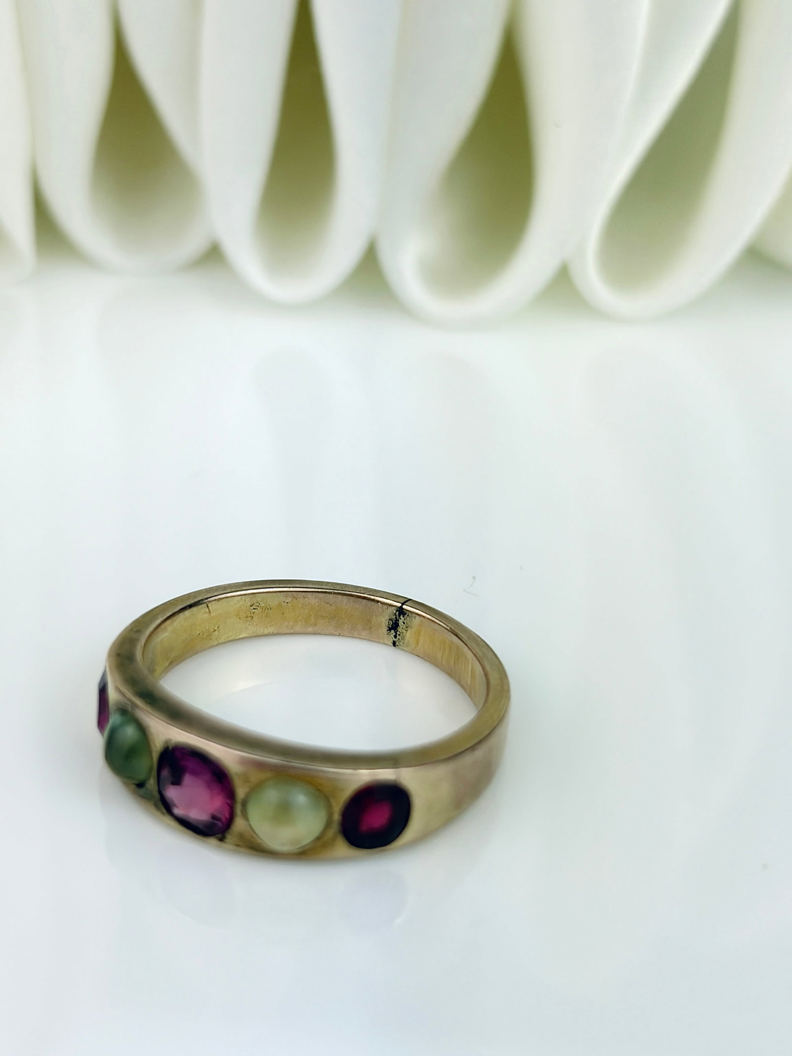 ANTIQUE RUBY AND CATSEYE CHRYSOBERYL 5 STONE RING IN GOLD - 8