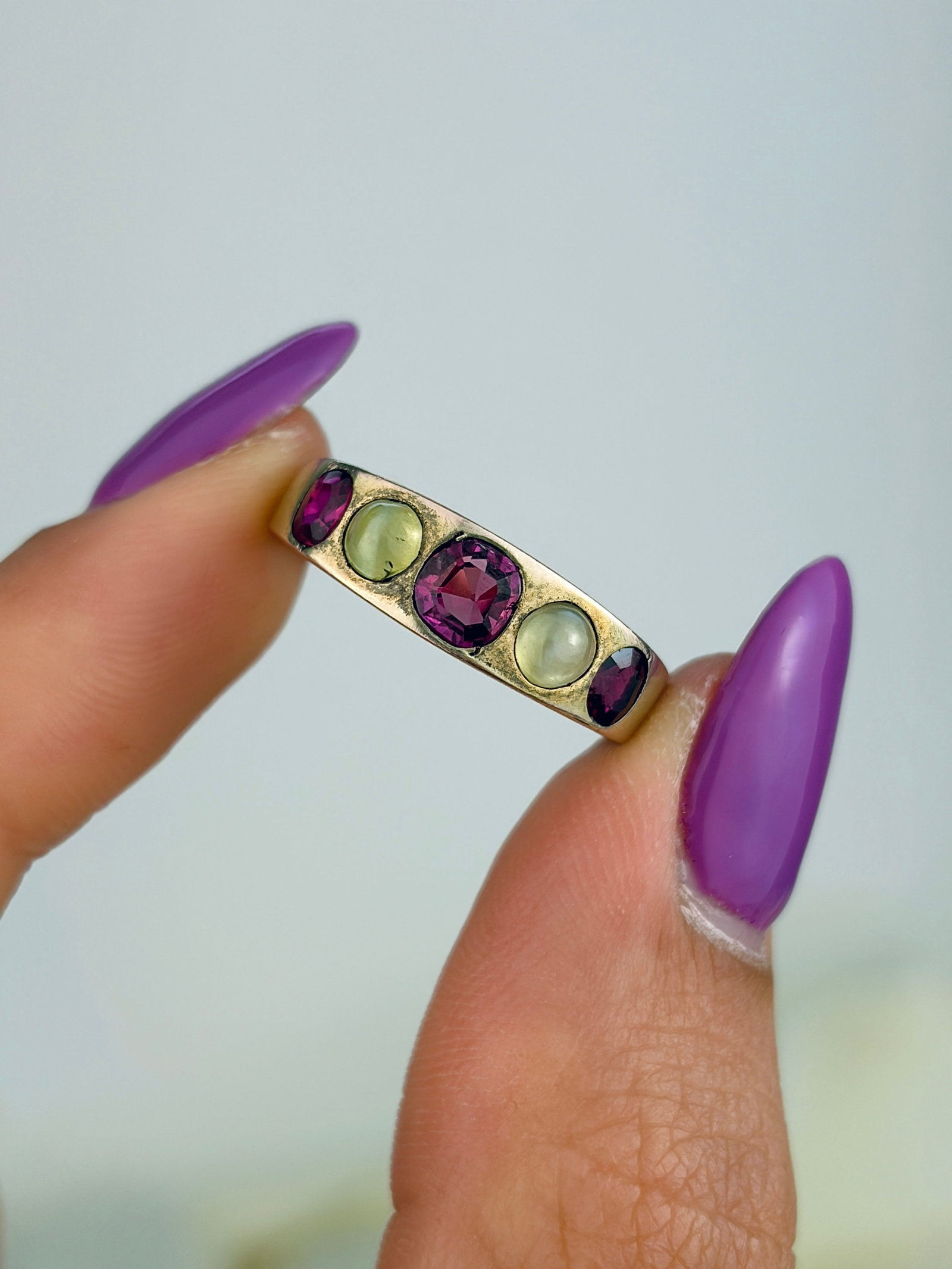 ANTIQUE RUBY AND CATSEYE CHRYSOBERYL 5 STONE RING IN GOLD - 9